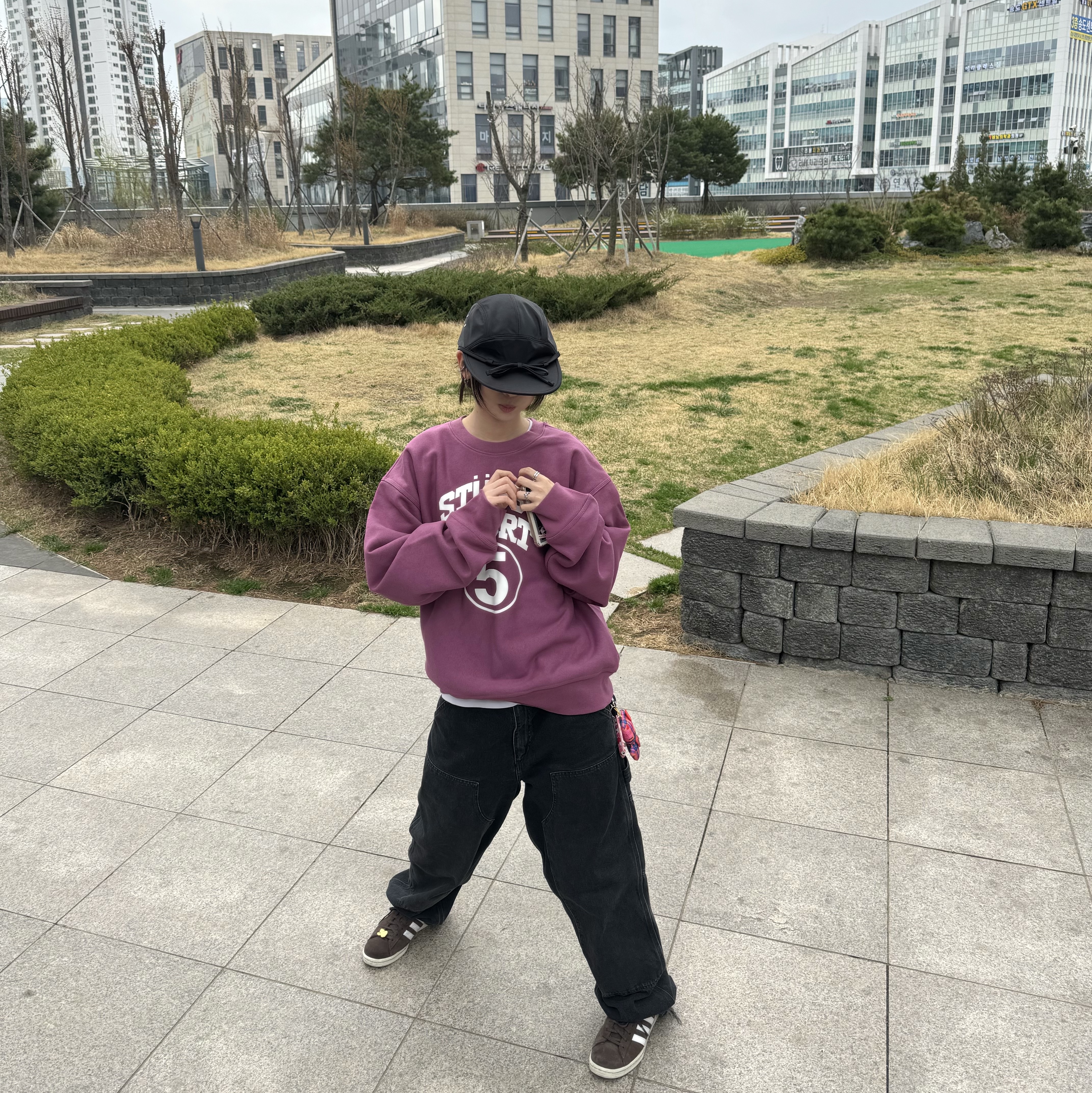 Stussy 5 Sport Crew Berry, Carhartt WIP Smith Denim Double Knee Pants Black Stone Washed 착용 스타일 - 4