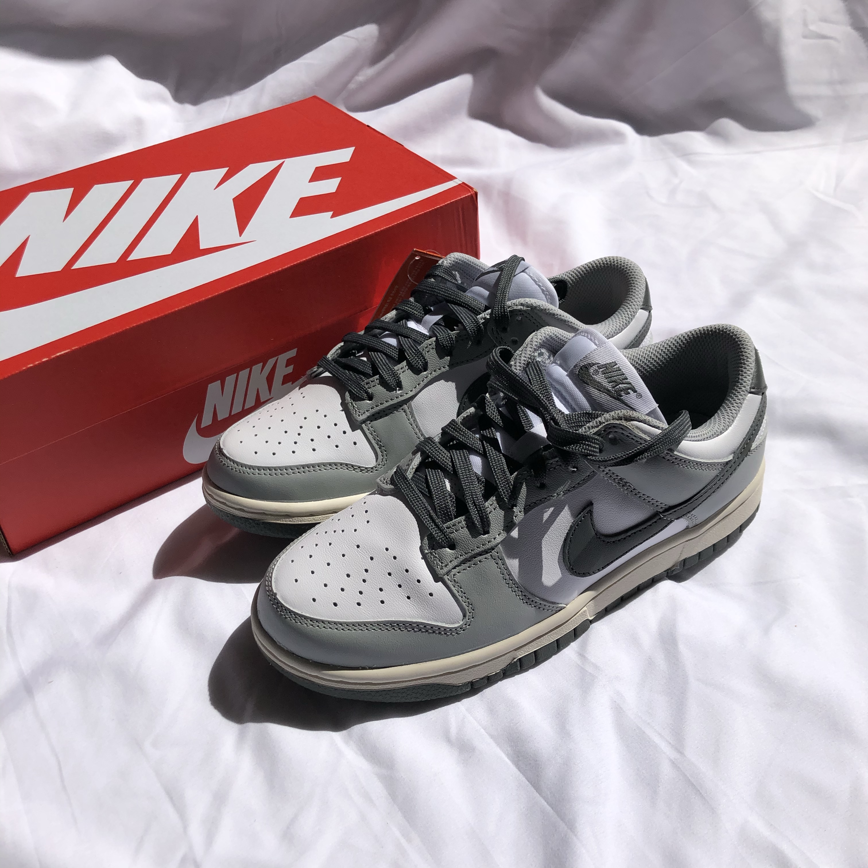 (W) Nike Dunk Low Light Smoke Grey 착용 스타일 - 1