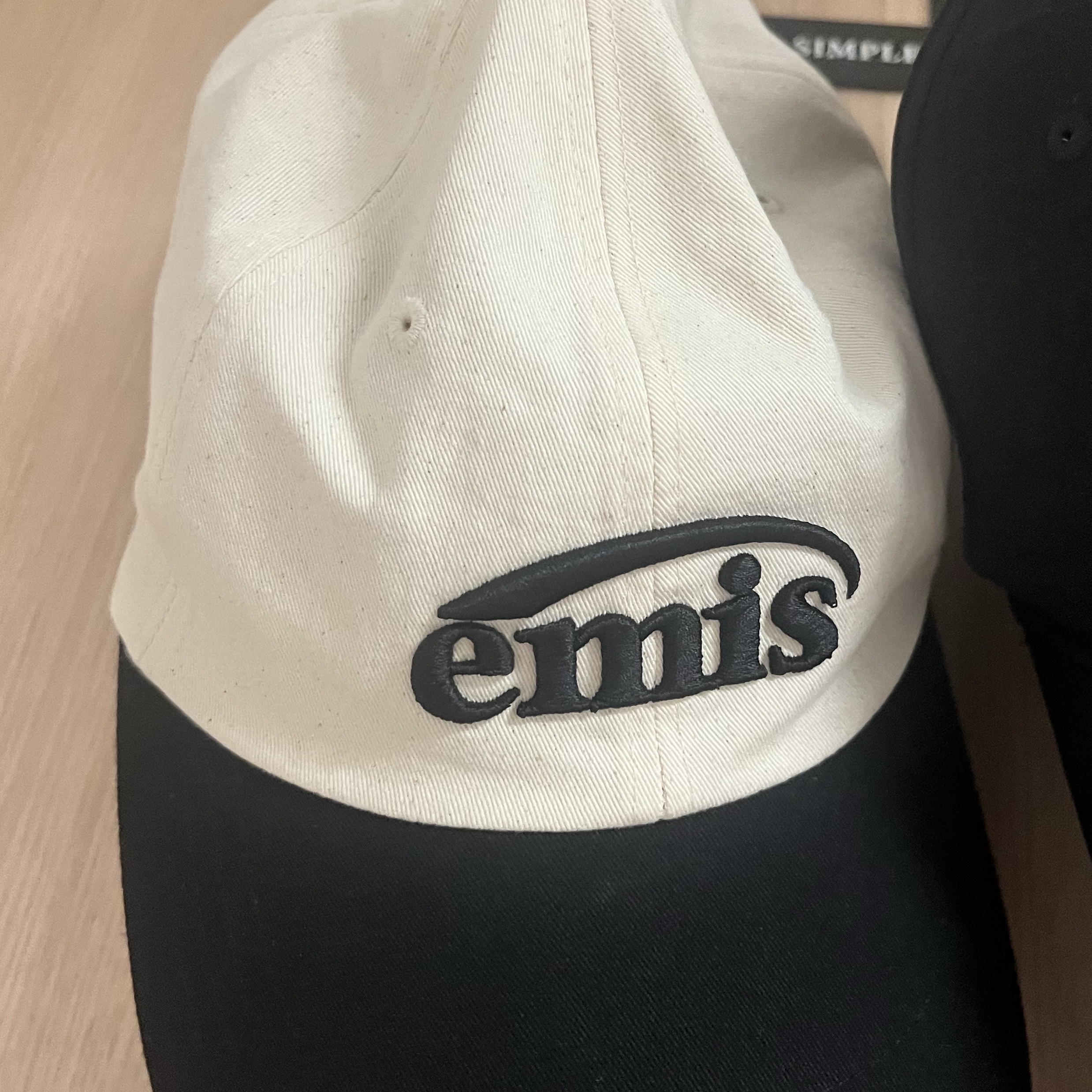 Emis New Logo Ball Cap Two Tone Black 착용 스타일