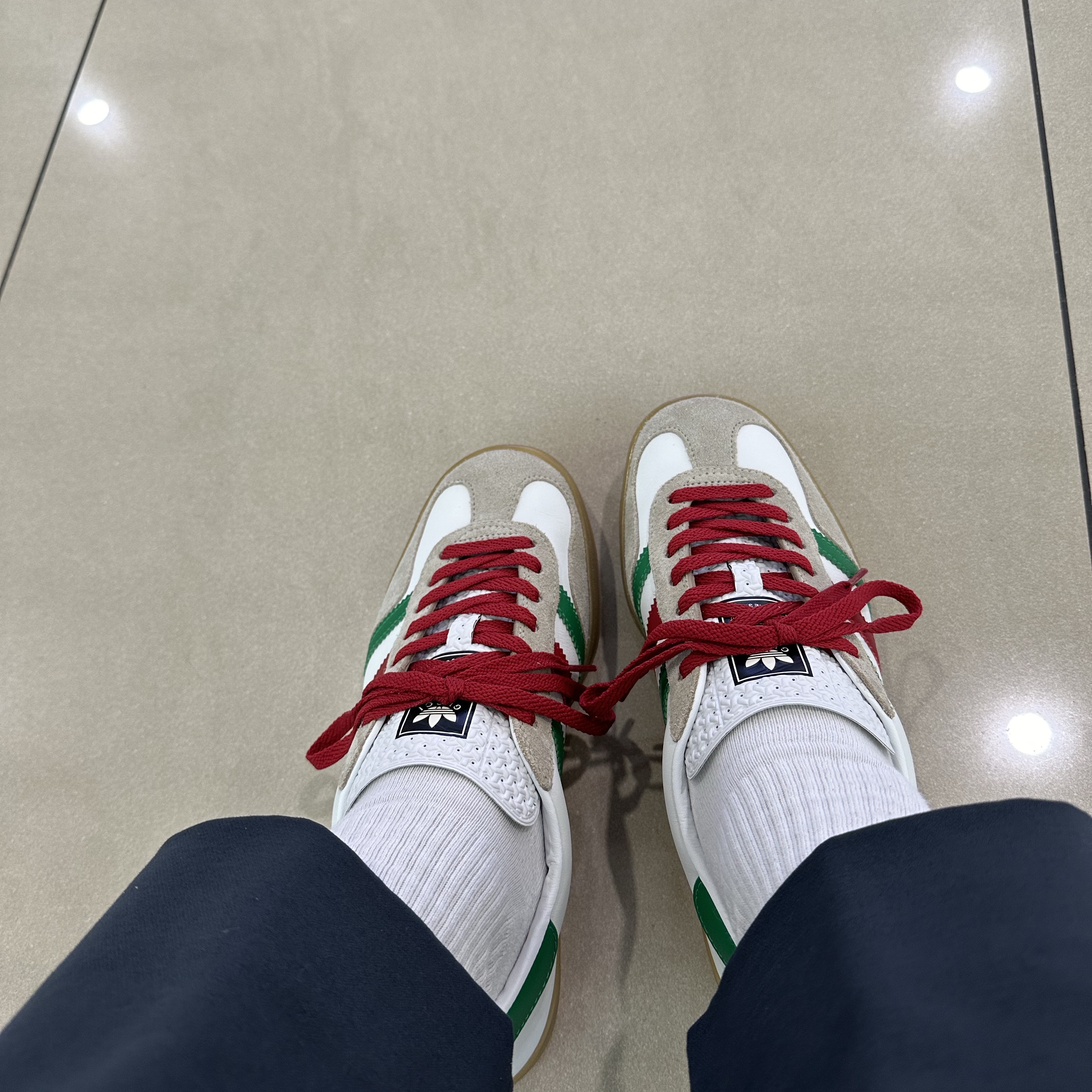 Gucci x Adidas Gazelle Sneakers White Leather Oatmeal Suede 착용 스타일