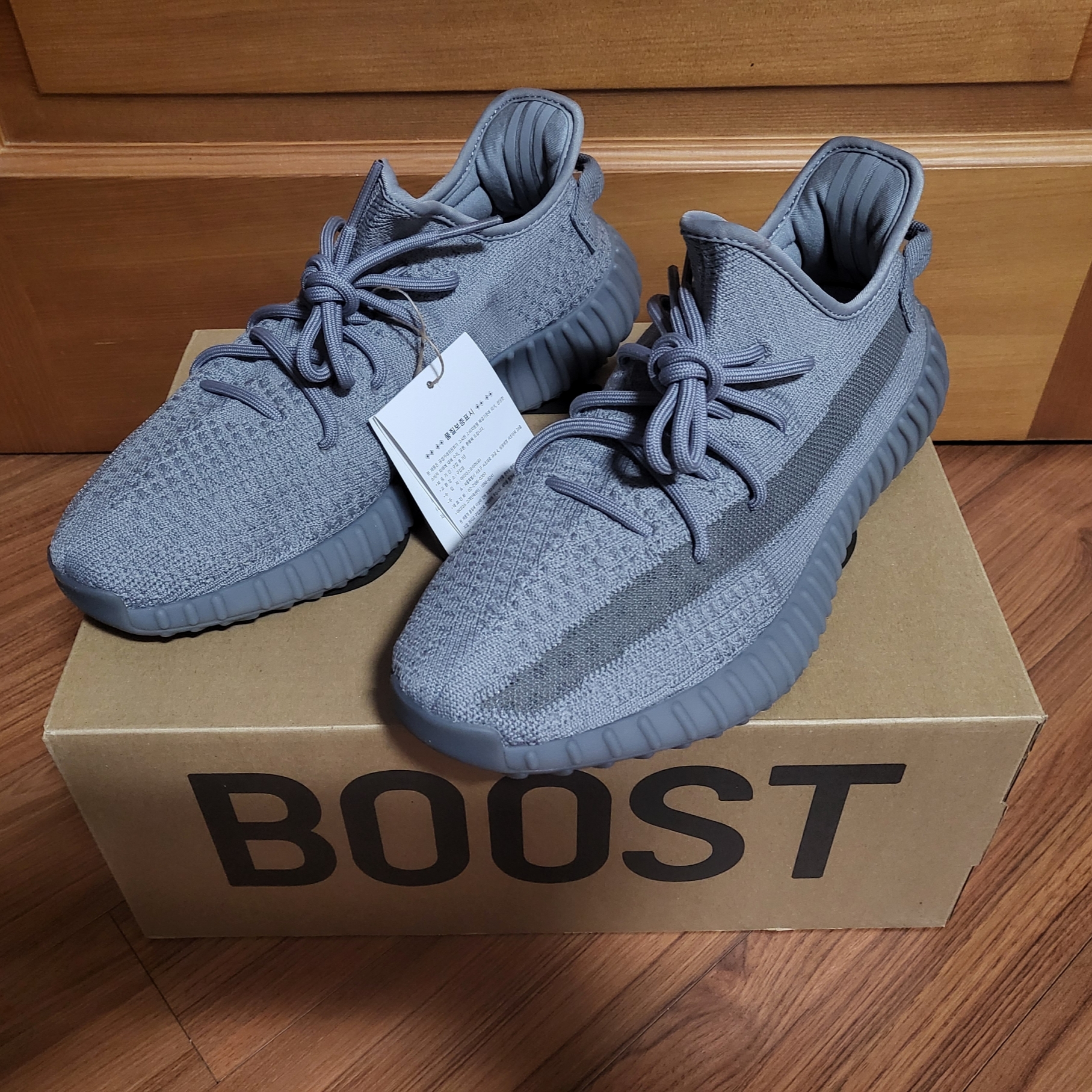 Adidas Yeezy Boost 350 V2 Steel Grey 착용 스타일
