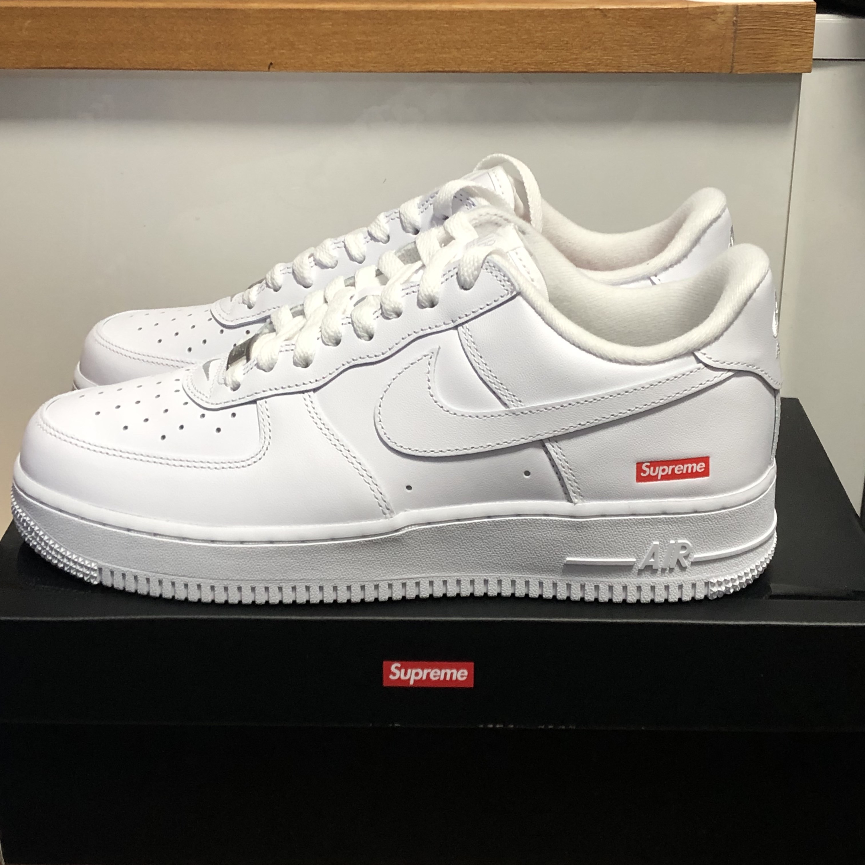 Nike x Supreme Air Force 1 Low White 착용 스타일