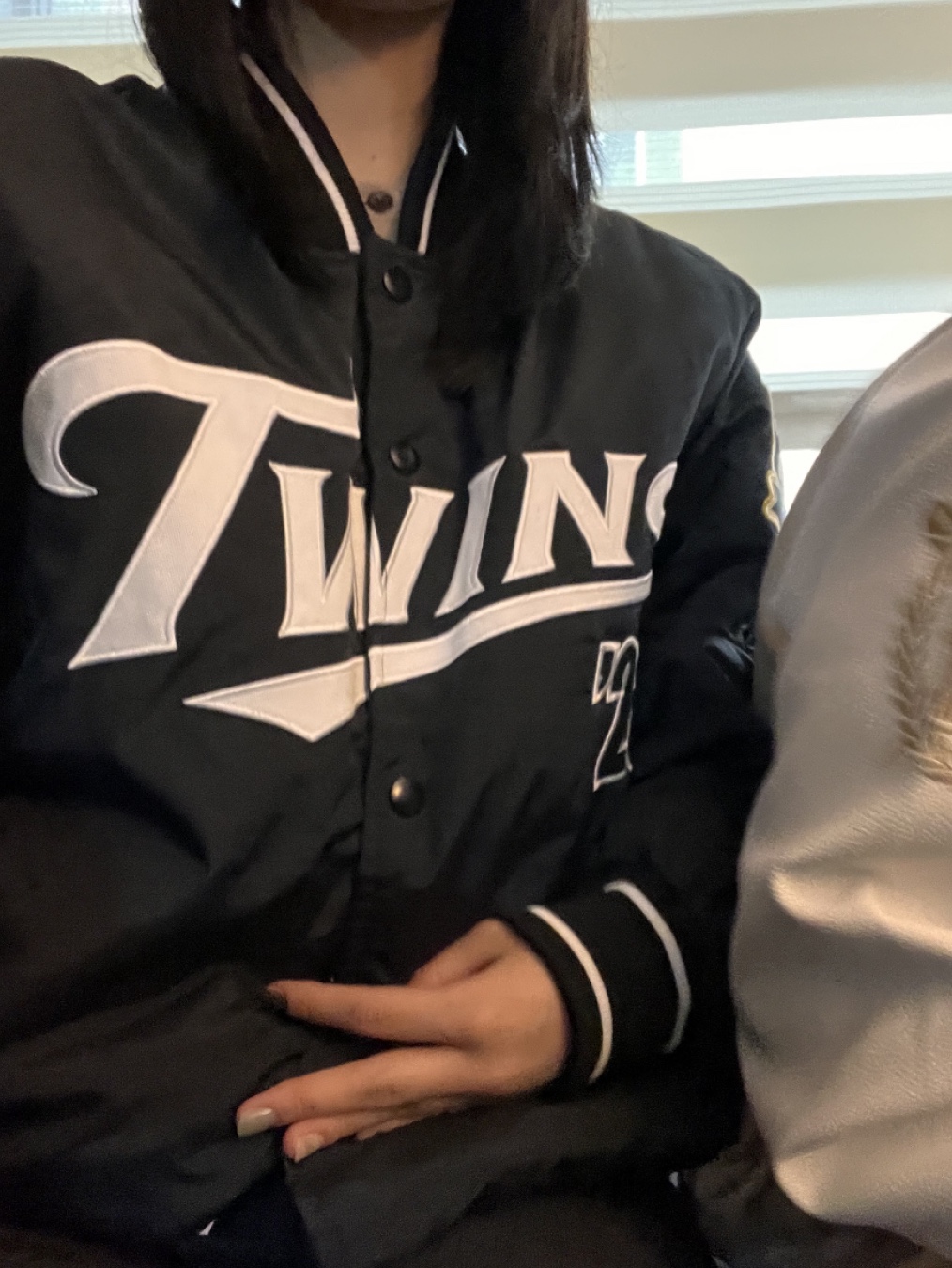 BDNS x LG TWINS 2023 Champions Jumper Black, BDNS x LG TWINS Dugout Jacket Red 착용 스타일 - 6