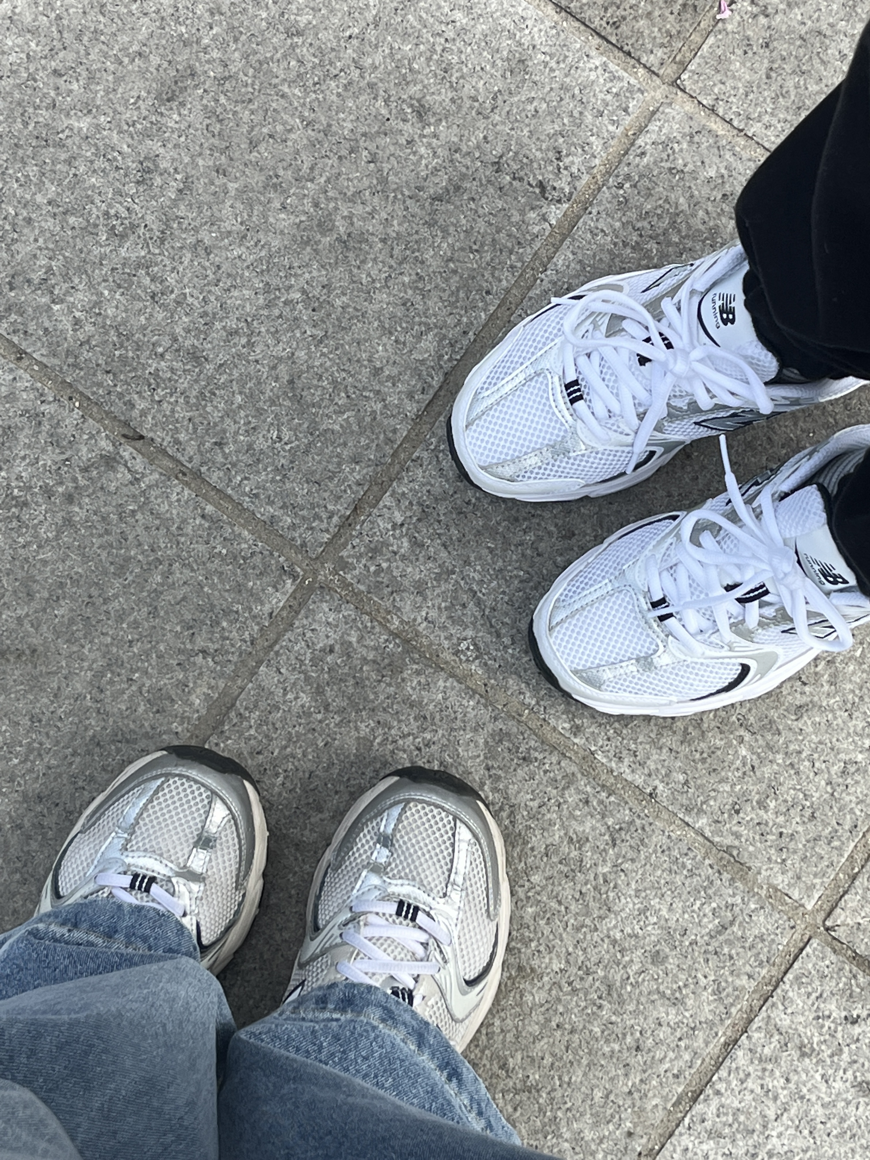 New Balance 530 White, New Balance 530 Steel Grey 착용 스타일 - 3