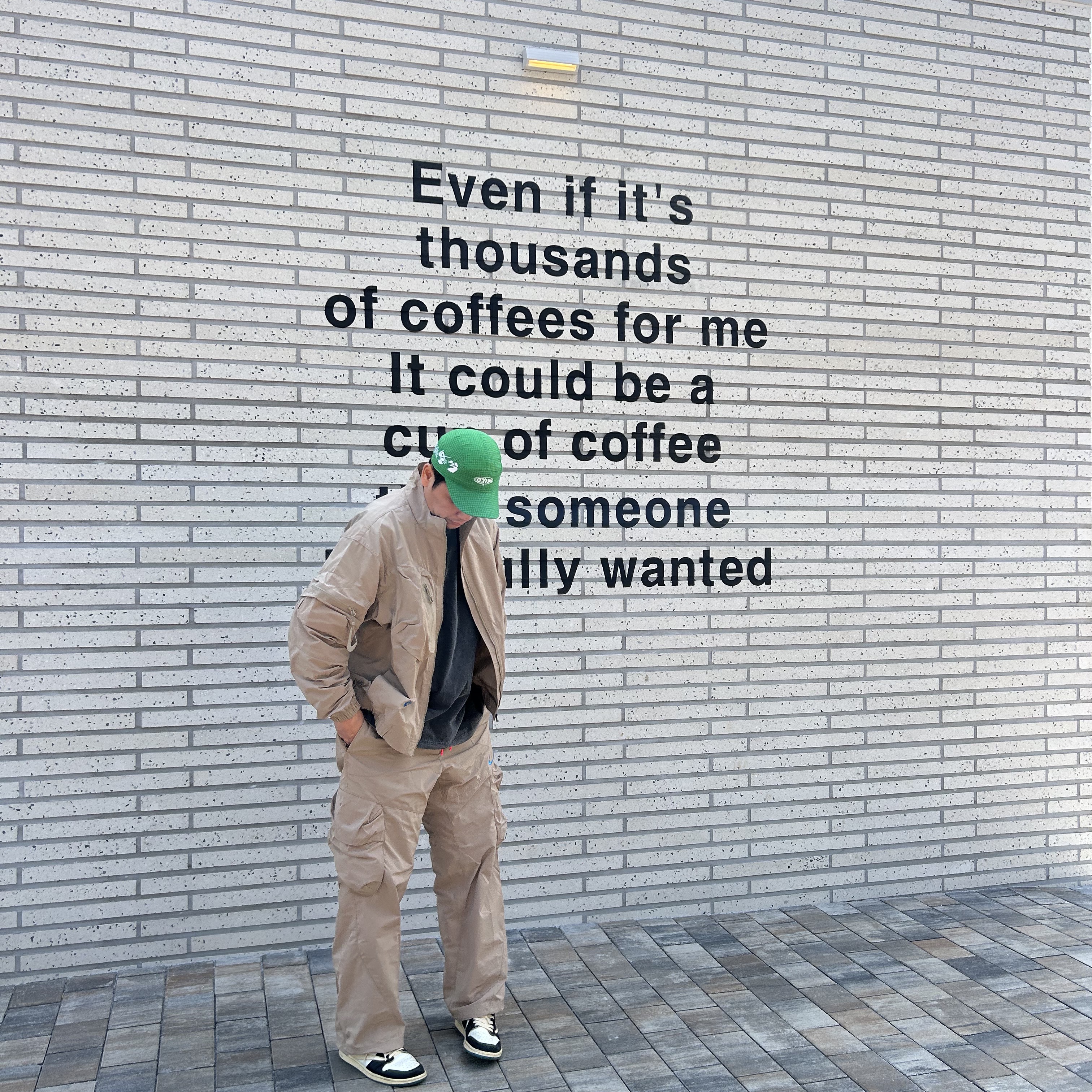 Nike x Off-White NRG Track Suit Khaki - Asia, Nike x Off-White Fly Cap Kelly Green 착용 스타일 - 1