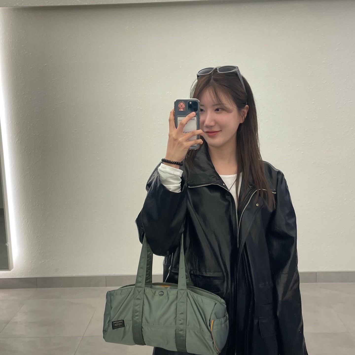 Porter Tanker Duffle Bag L Sage Green 착용 스타일 - 2