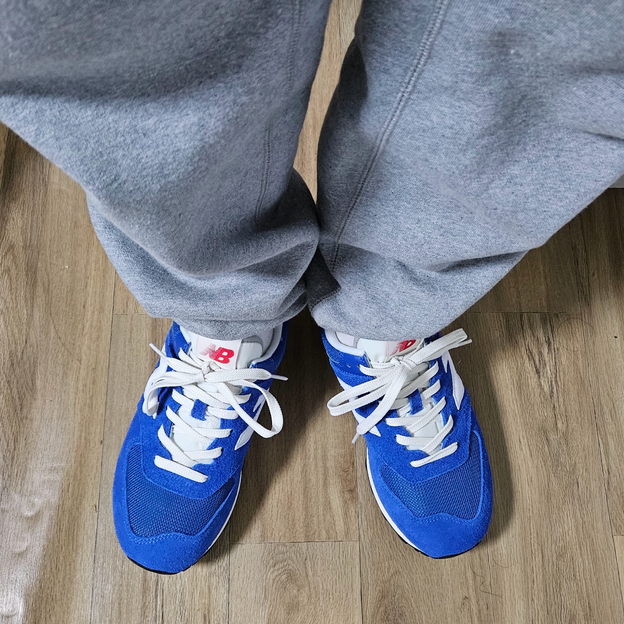 New Balance 574 Heritage Blue White 착용 스타일