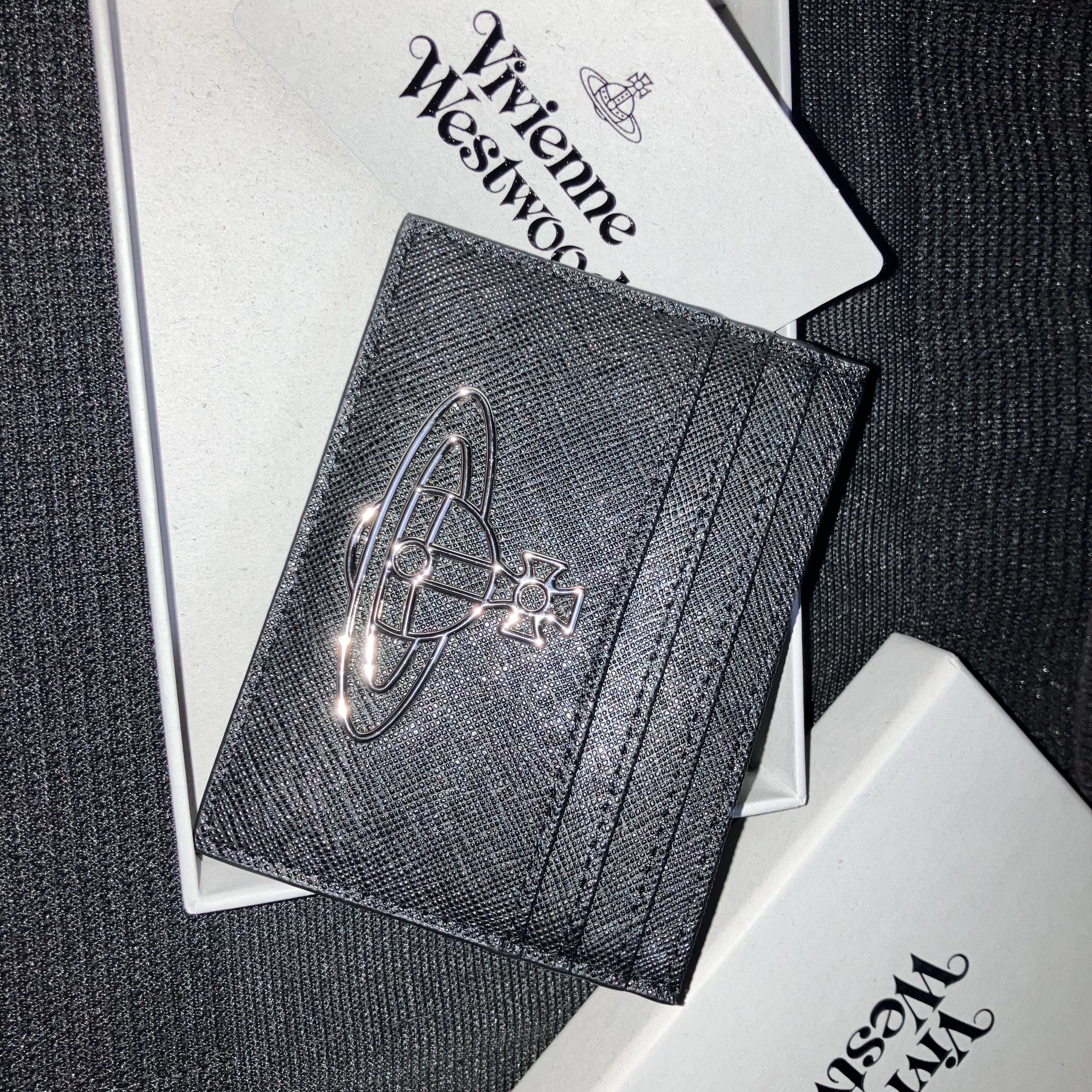 Vivienne Westwood Saffiano Thin Line Orb Card Holder Black 착용 스타일