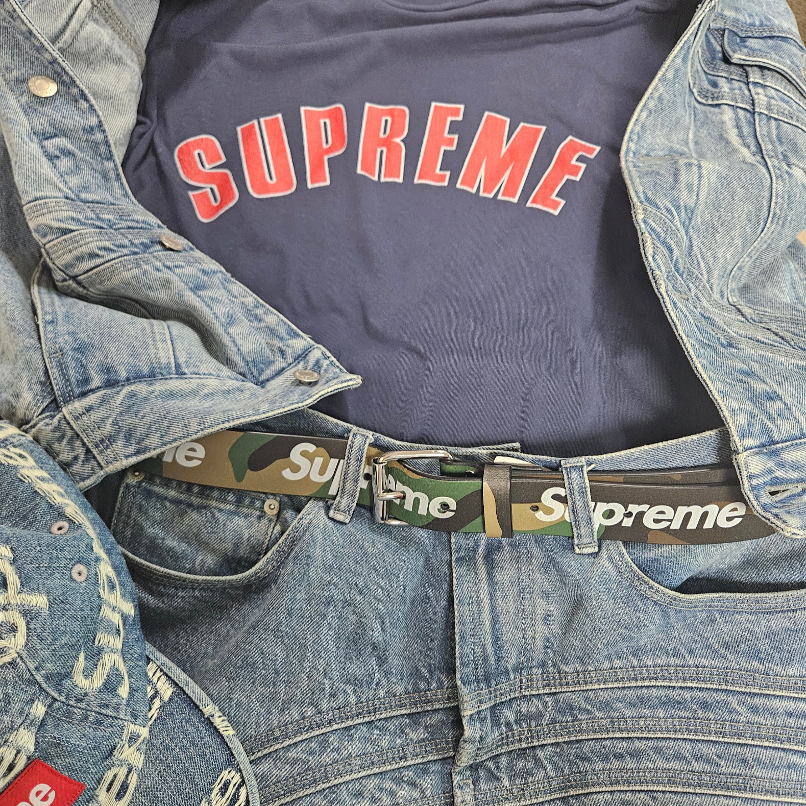 Supreme Cracked Arc S/S Top Navy - 24SS, Supreme Frayed Logos Denim Camp Cap Blue - 21SS 착용 스타일 - 2