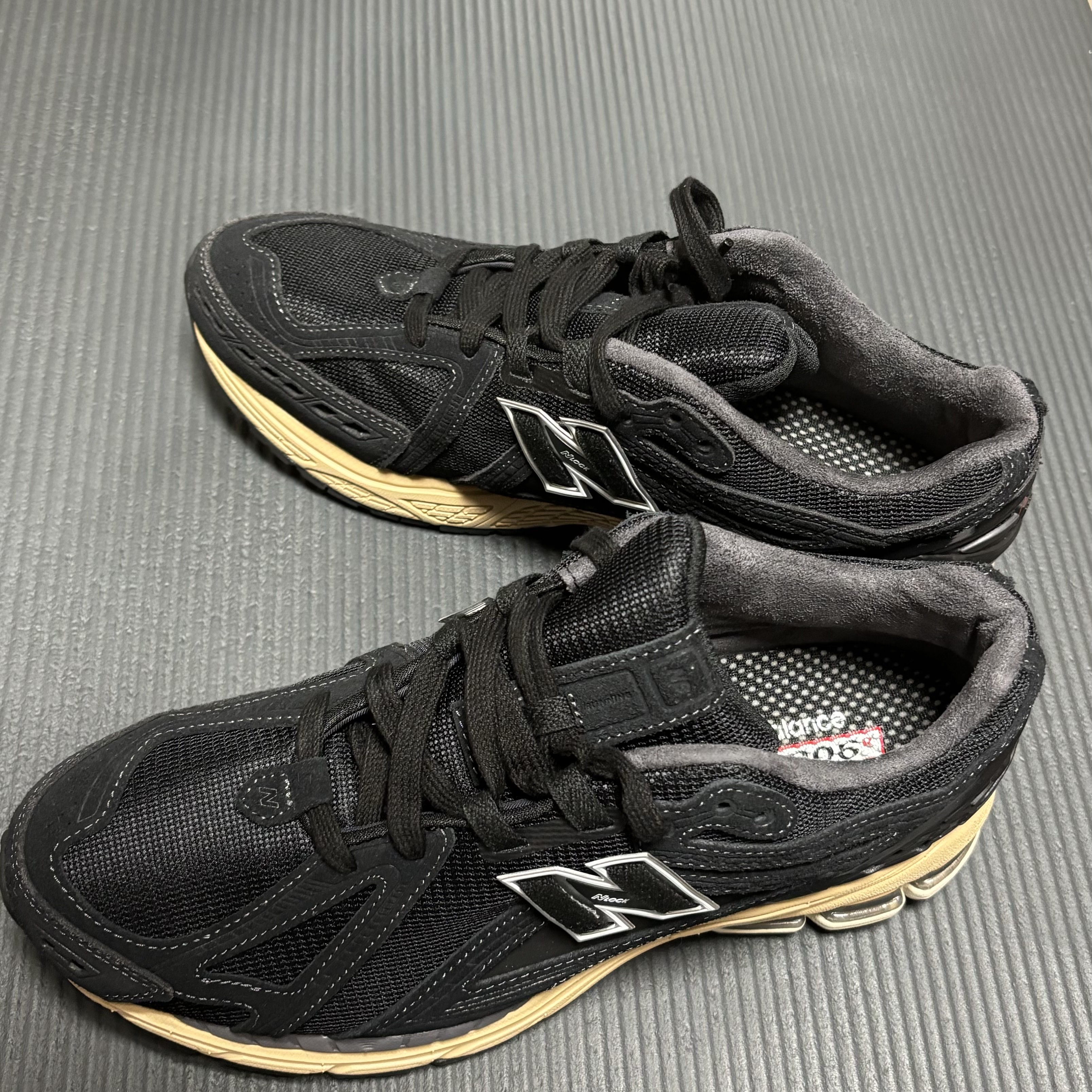 New Balance 1906R Black Taos Taupe 착용 스타일 - 1