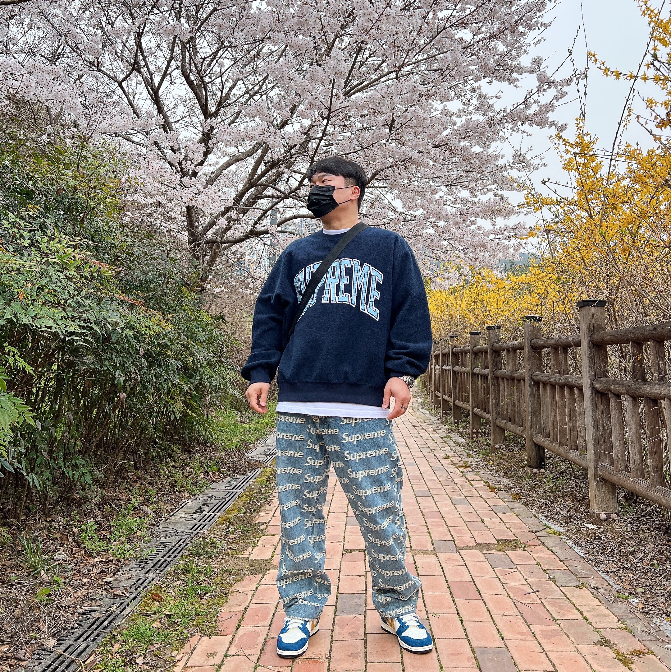 Supreme Inside Out Crewneck Navy - 23FW, Nike x Kasina Dunk Low 80's Bus 착용 스타일