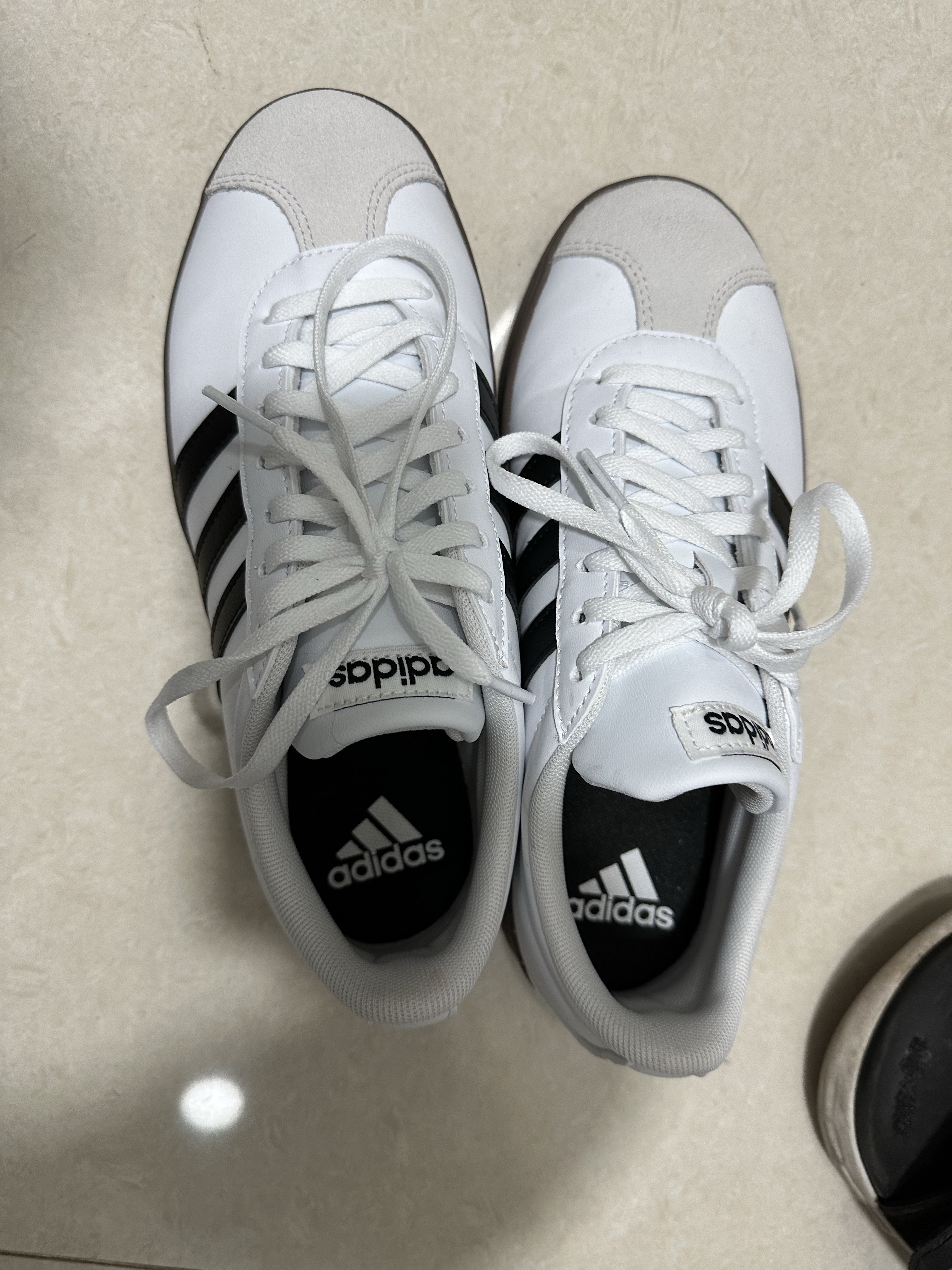 Adidas VL Court Base Cloud White Core Black 착용 스타일 - 1
