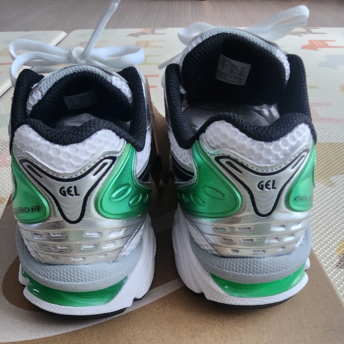 Asics Gel-Kayano 14 White Malachite Green 착용 스타일