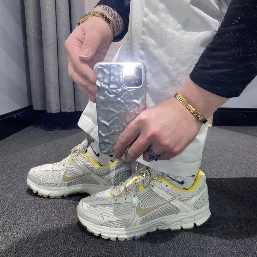 (W) Nike Zoom Vomero 5 Light Bone 착용 스타일
