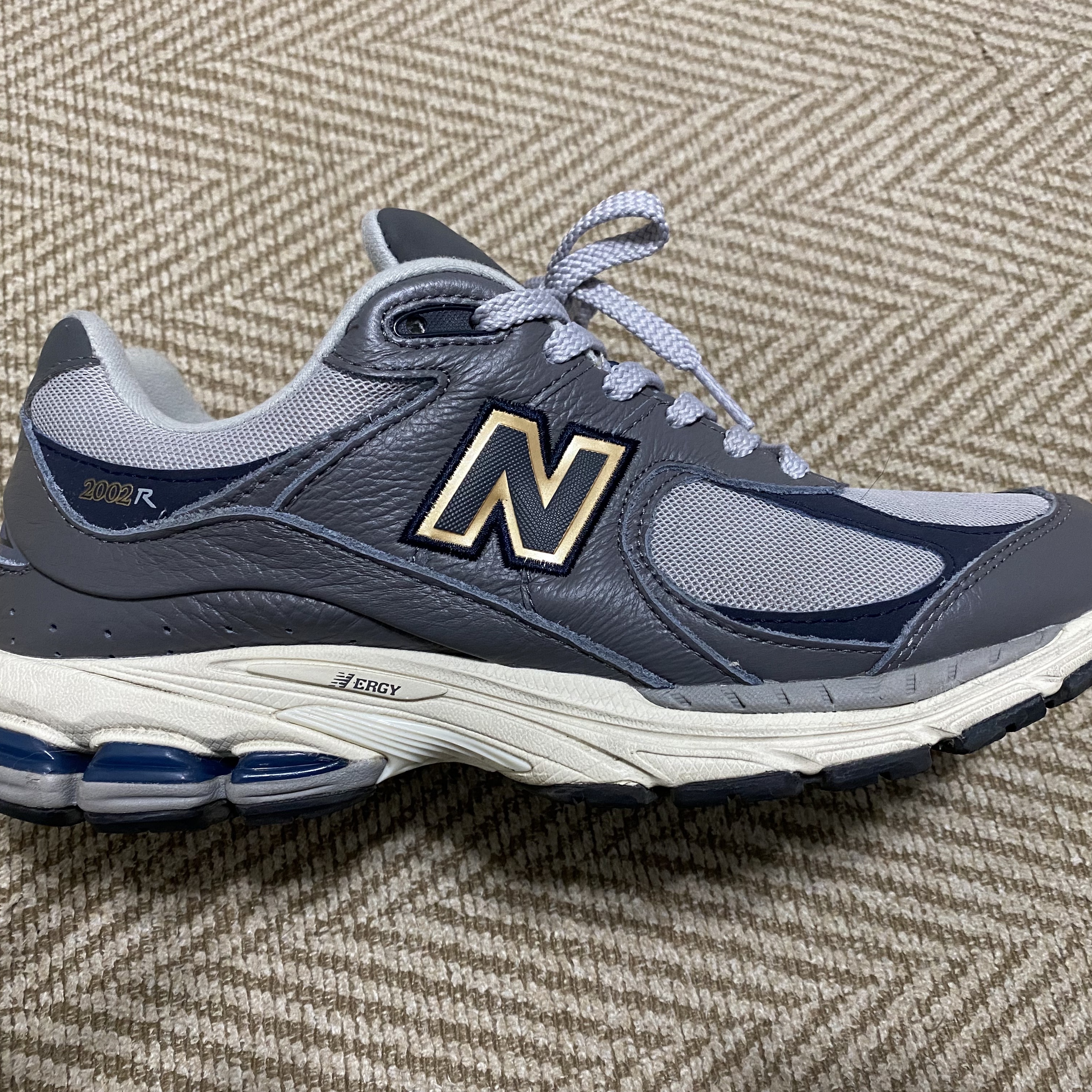 New Balance 2002R Castlerock Eclipse 착용 스타일