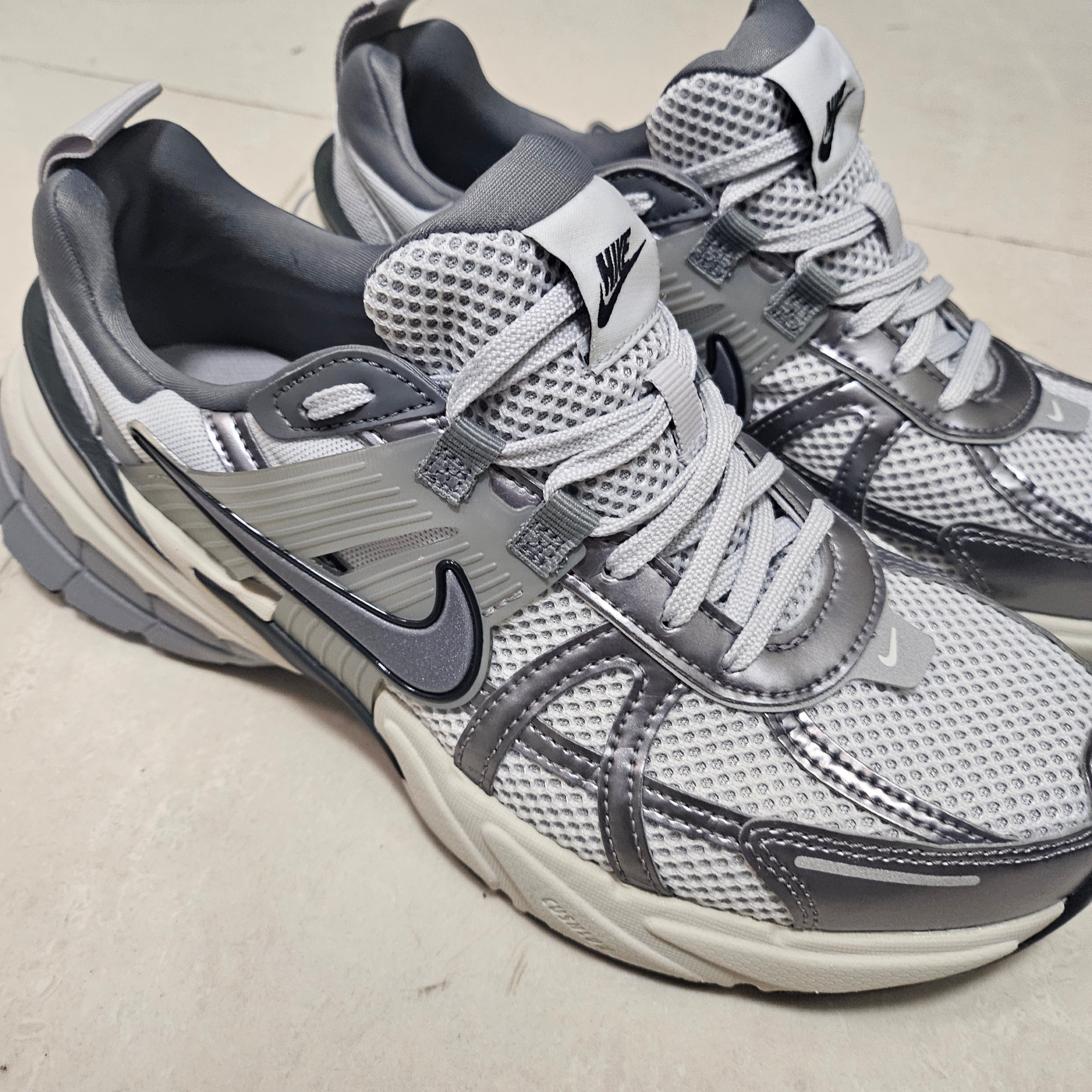 Nike V2K Run Pure Platinum Wolf Grey 착용 스타일