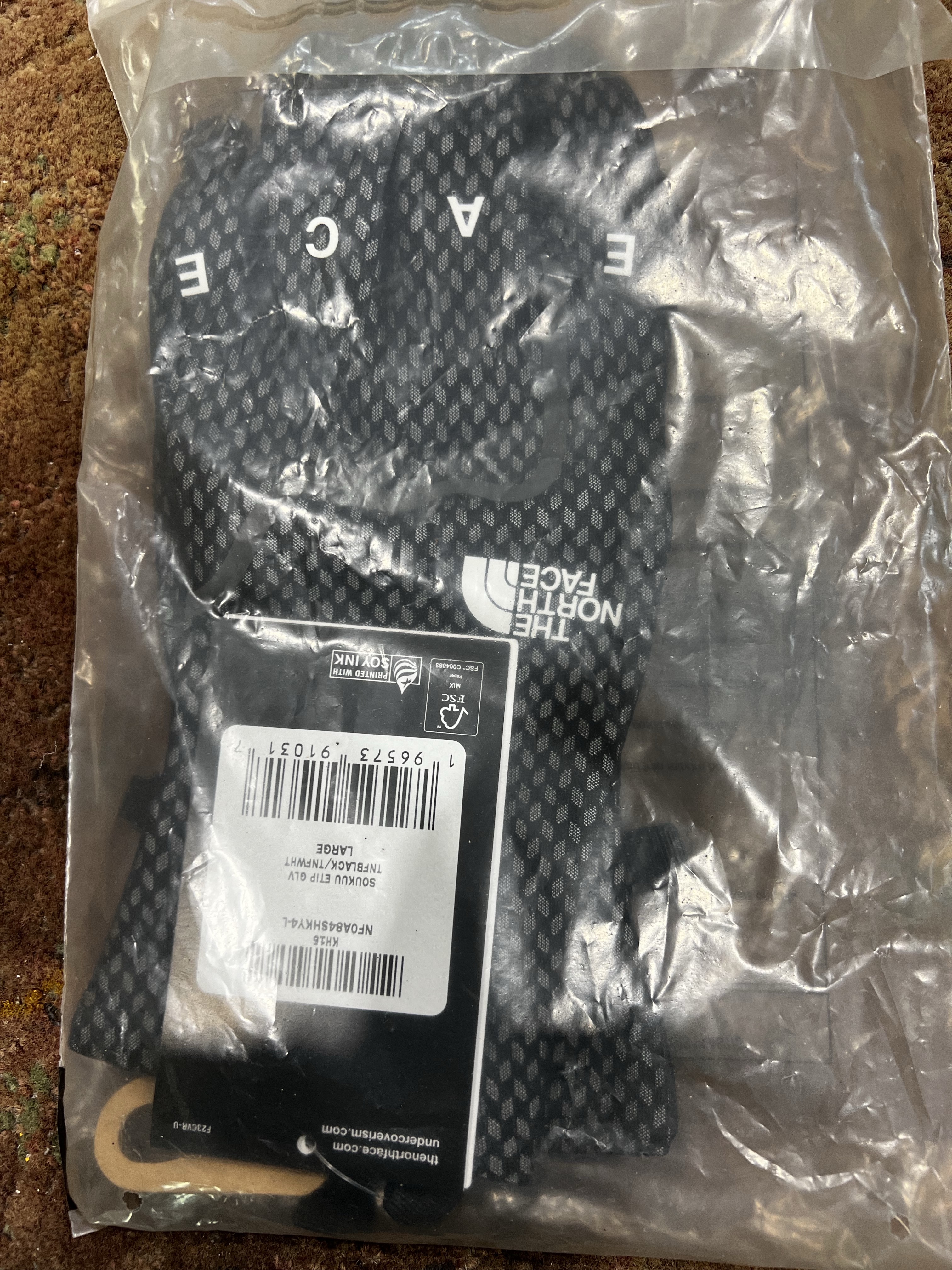 The North Face x Undercover Soukuu Etip Gloves TNF Black TNF White 착용 스타일