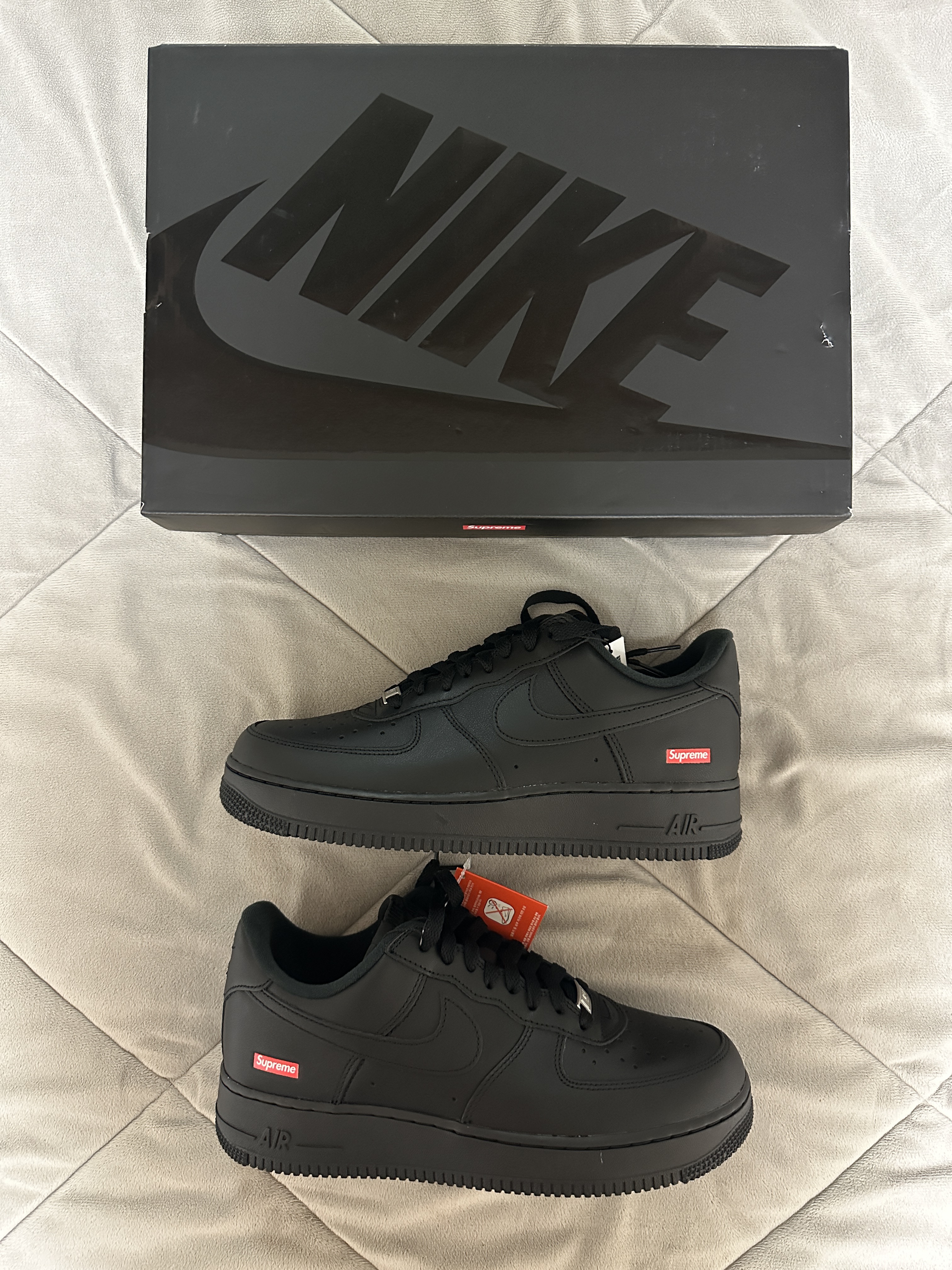 Nike x Supreme Air Force 1 Low Black 착용 스타일 - 2