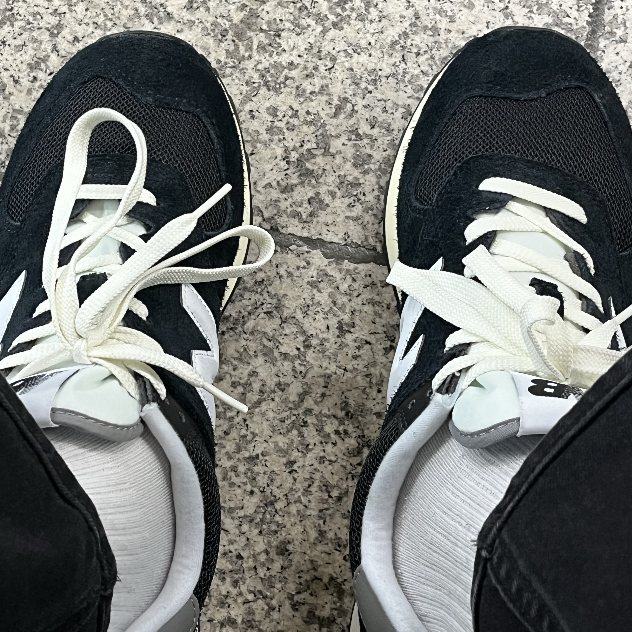 New Balance 574 Heritage Deep Black 착용 스타일