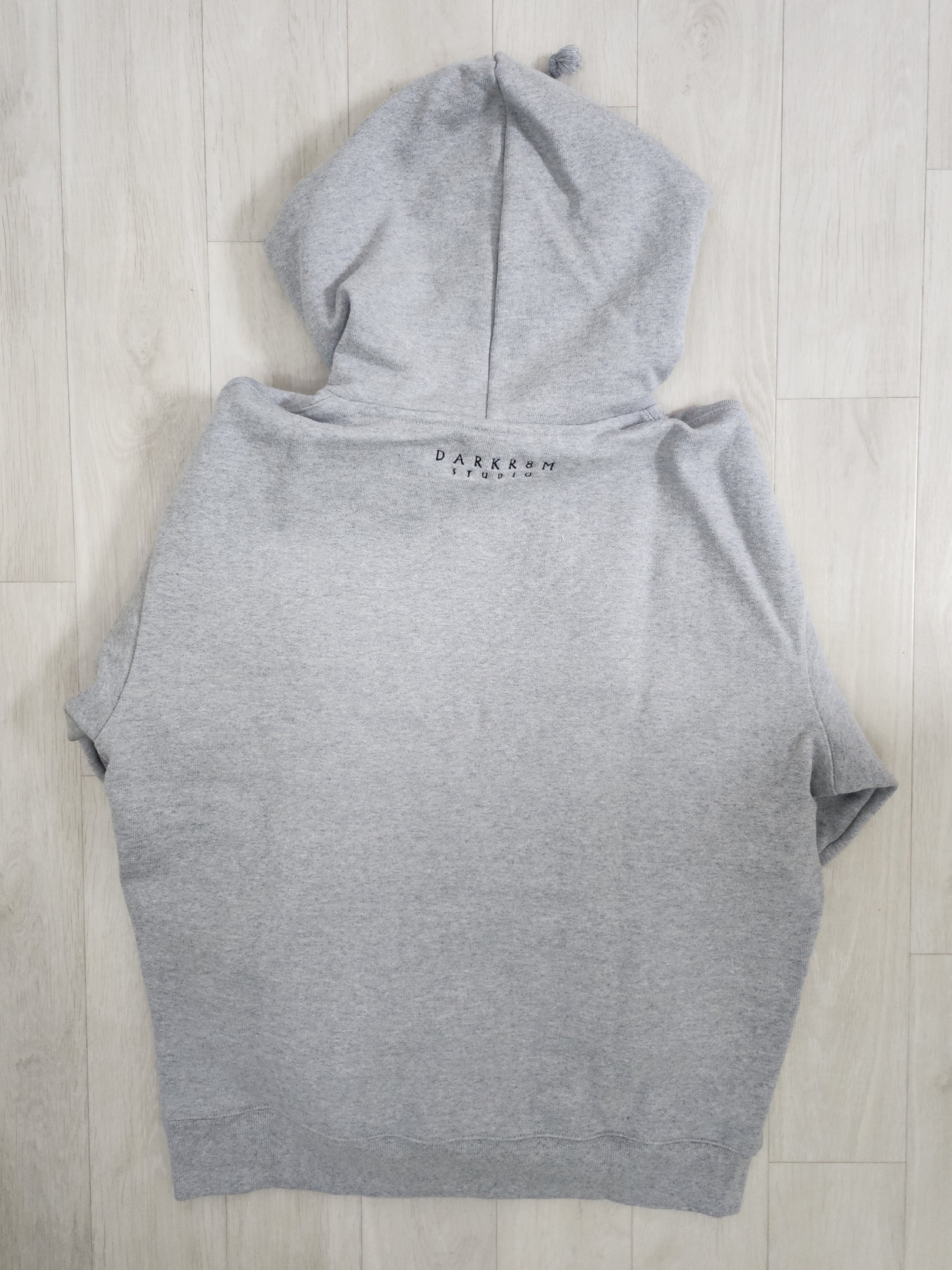 Darkr8m Studio Basic Logo Heavyweight Hoodie Gray 착용 스타일 - 2