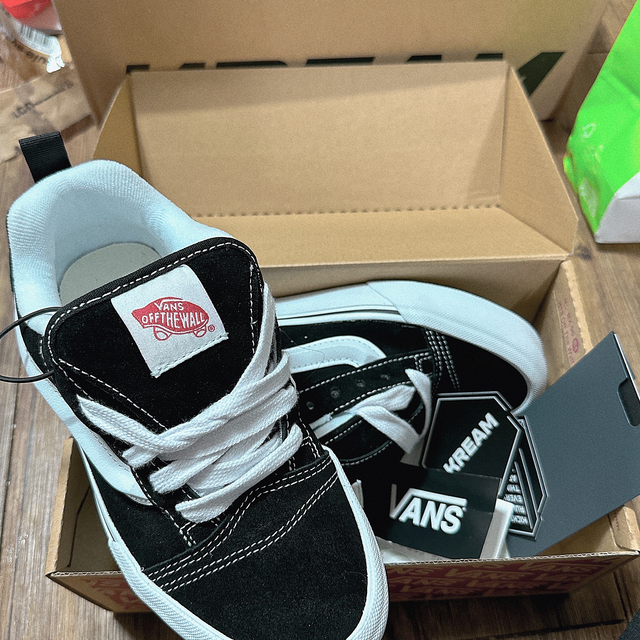 Vans Knu-Skool Black True White 착용 스타일 - 2