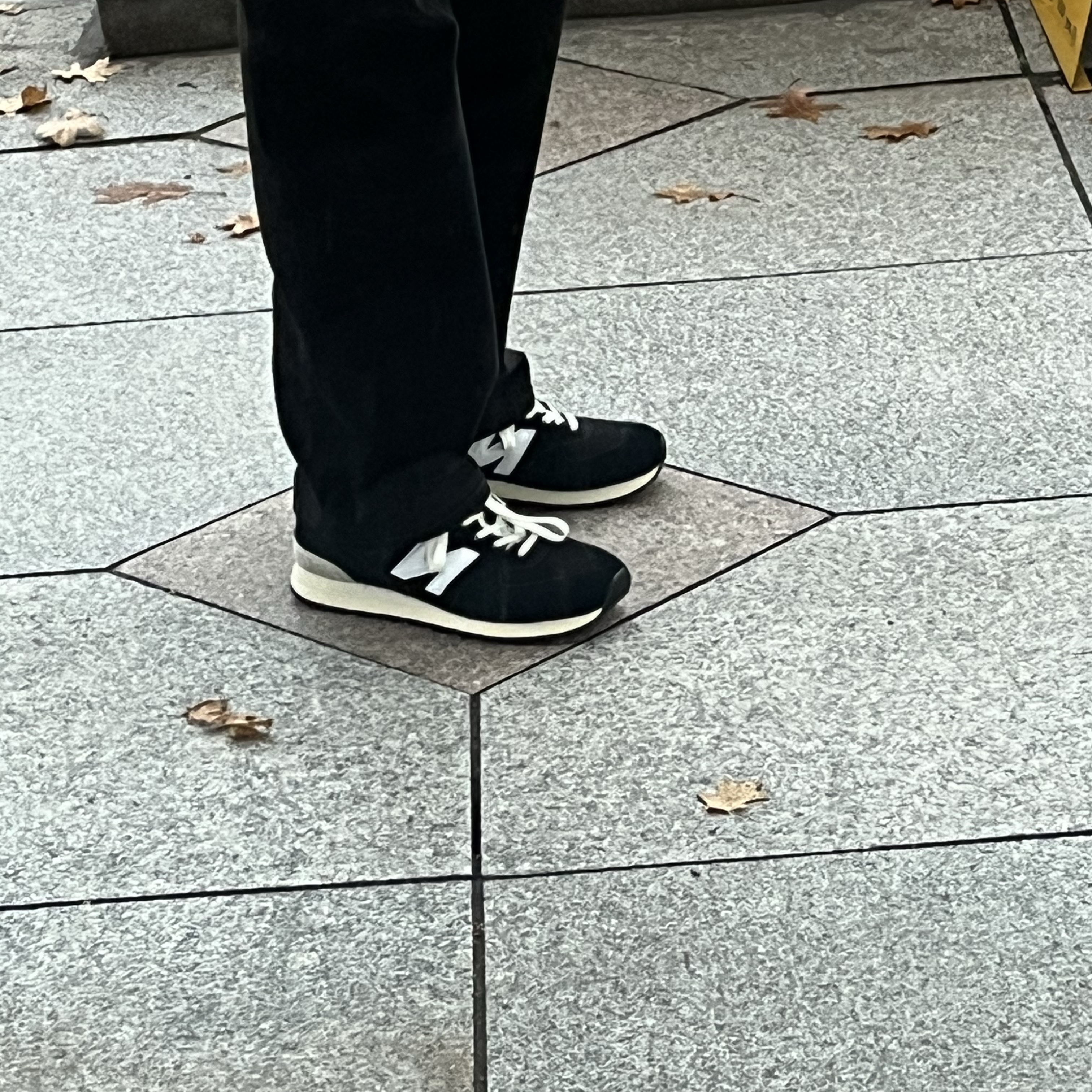 New Balance 574 Heritage Deep Black 착용 스타일