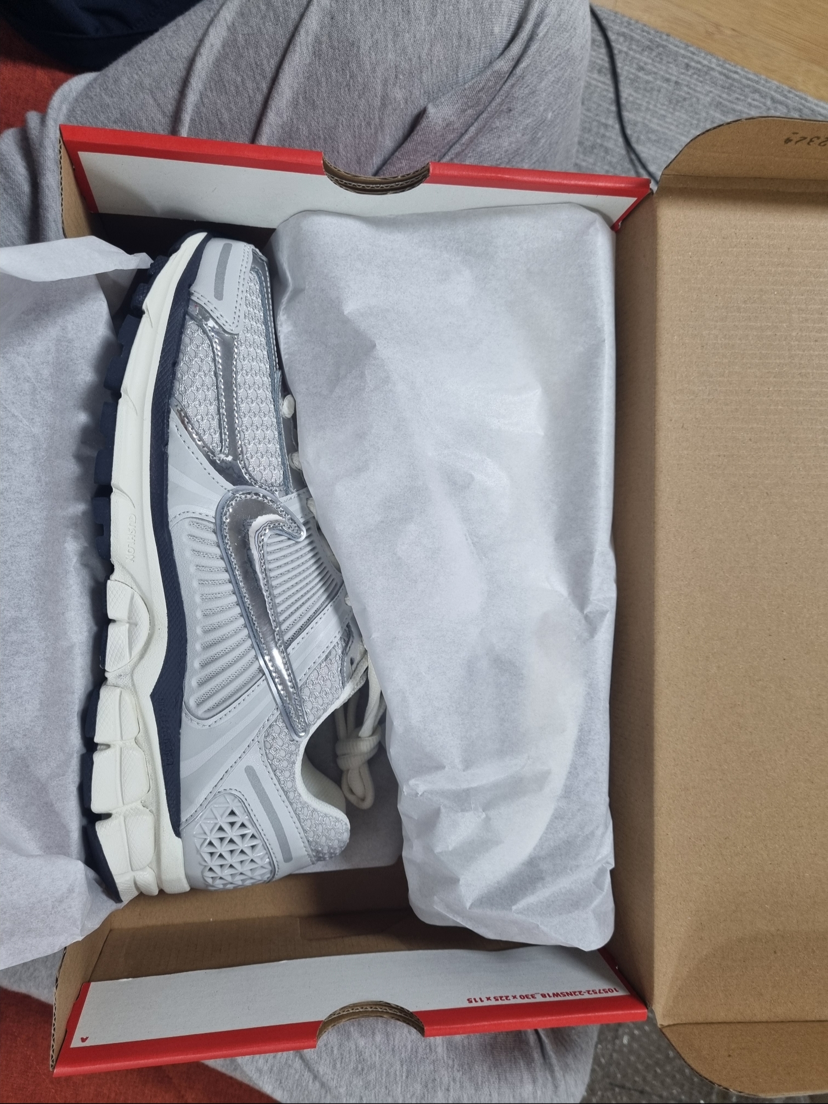 (W) Nike Zoom Vomero 5 Photon Dust and Metallic Silver 착용 스타일