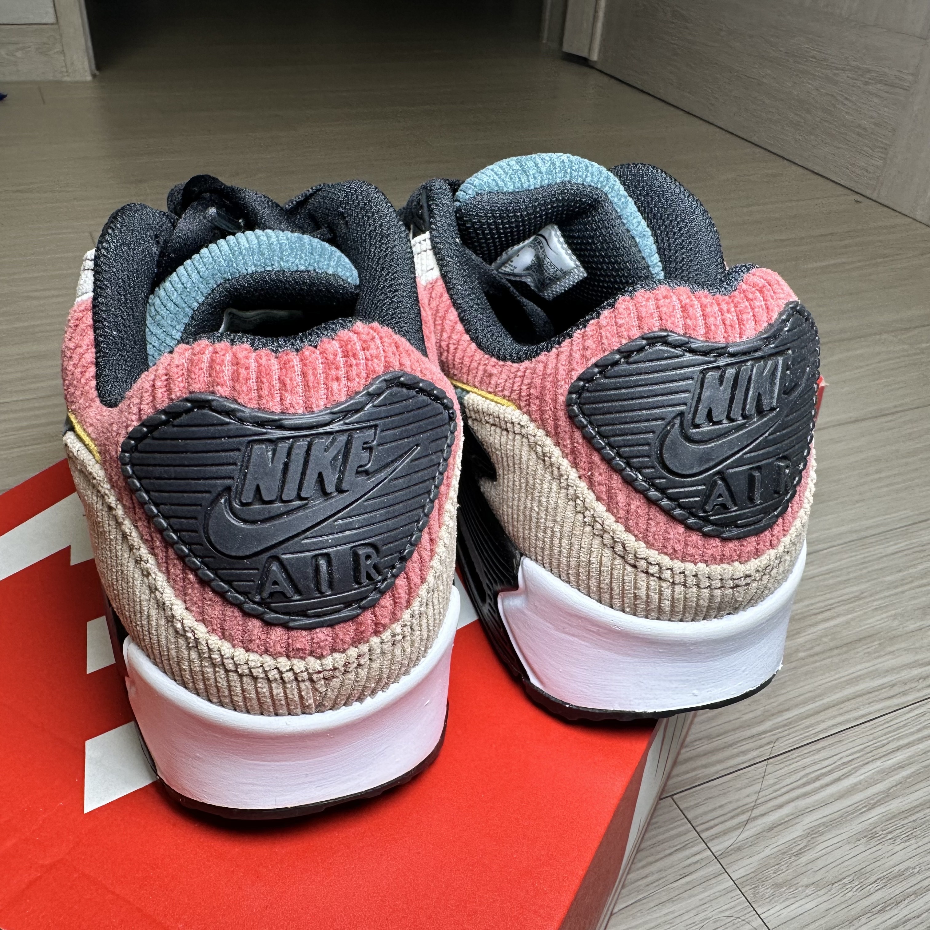 (W) Nike Air Max 90 Black Bronzine 착용 스타일 - 2