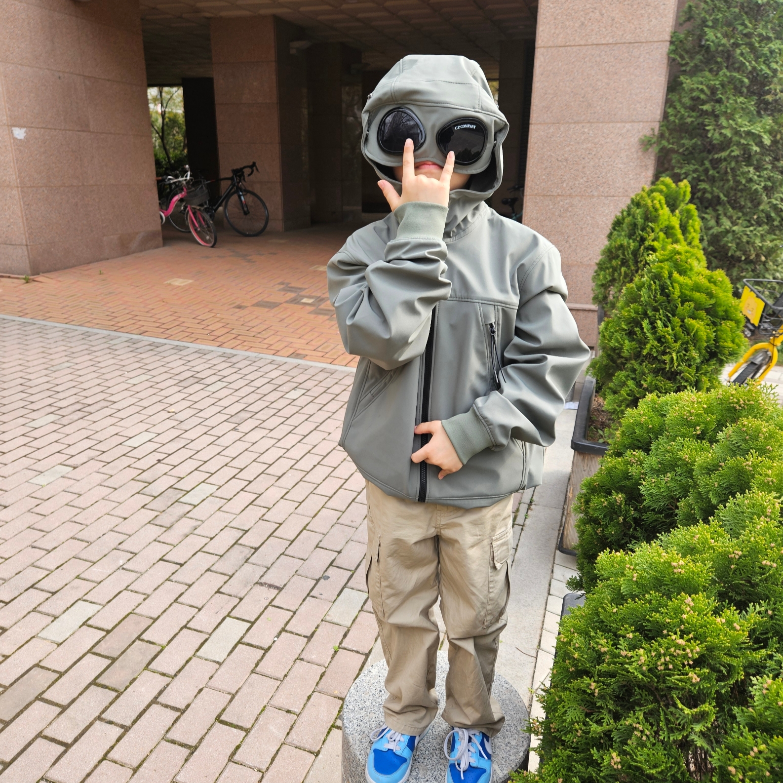 (Kids) C.P. Company U16 Shell-R Goggle Jacket Bronze Green - 23SS, (Kids) Vans x Disney 100th Anniversary OG Family Old Skool V Black 착용 스타일 - 1