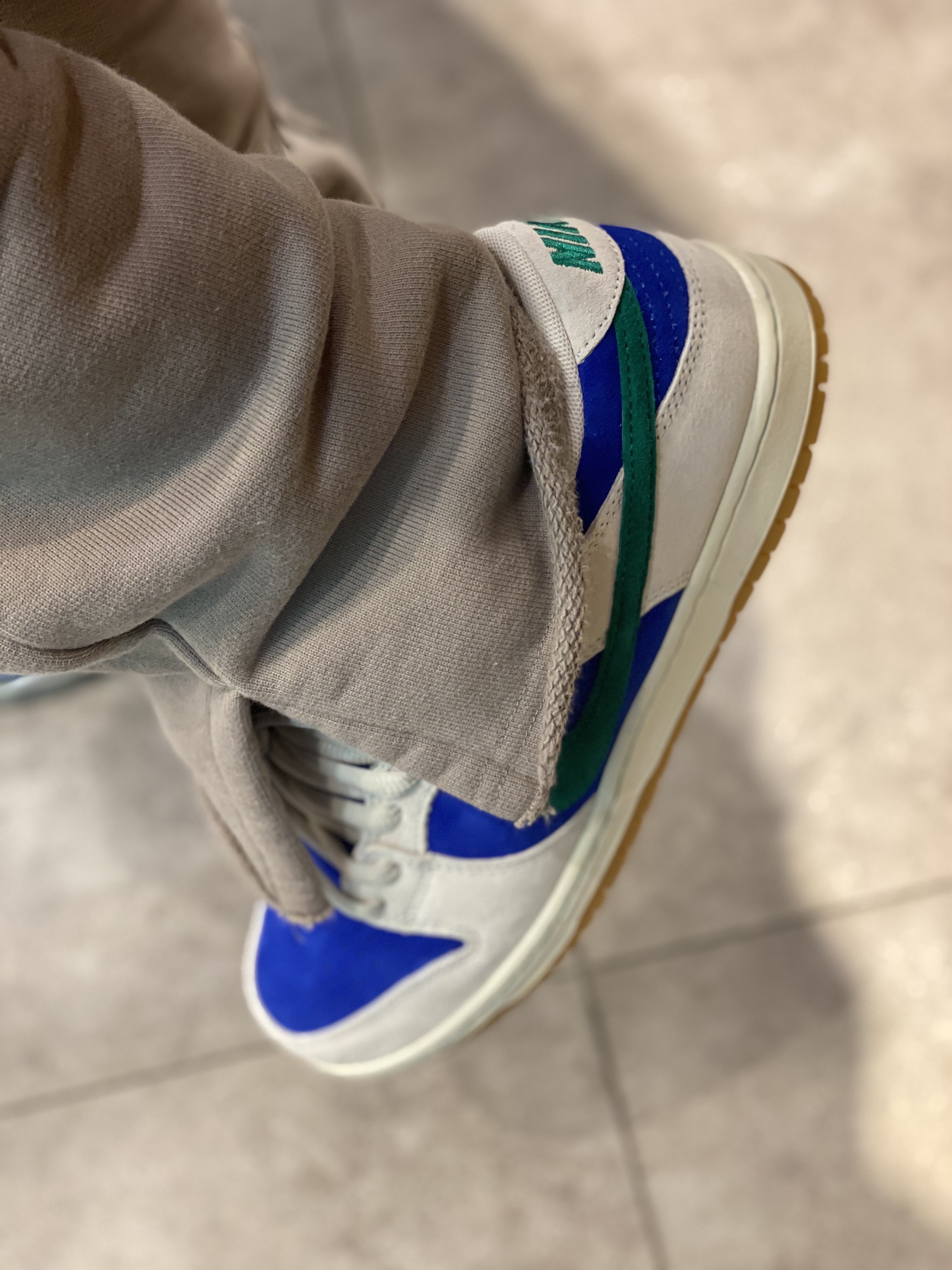 Nike SB Dunk Low Pro Phantom and Hyper Royal 착용 스타일