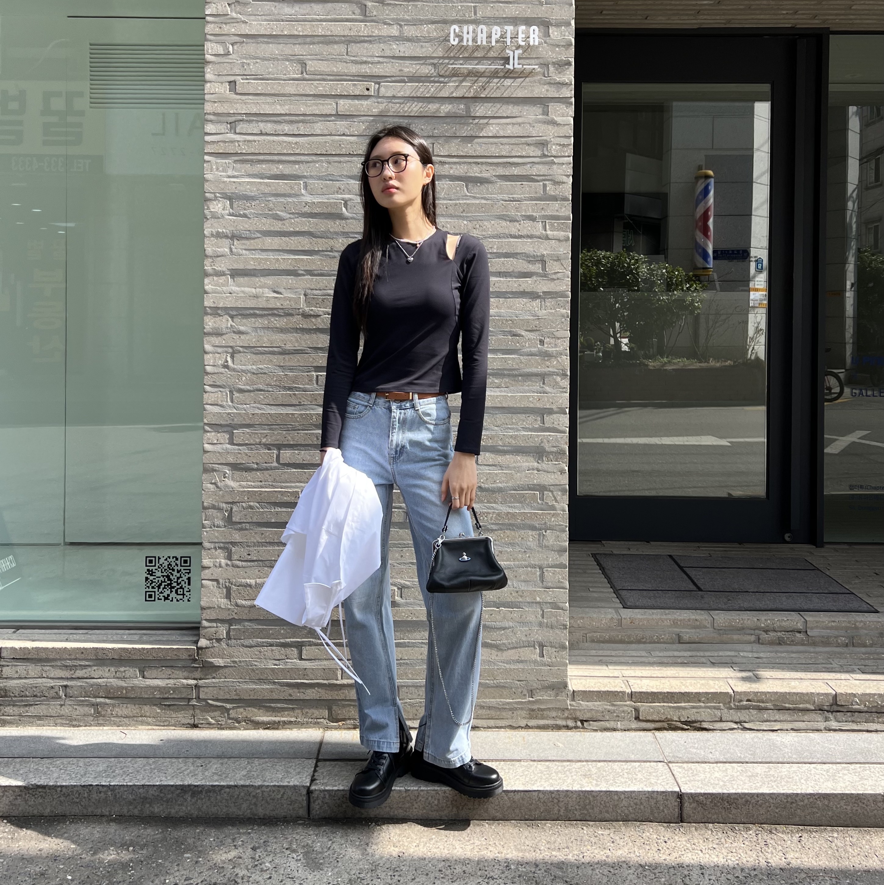 Dr. Martens 1461 Mono Black, Vivienne Westwood Vegan Leather Granny Frame Purse Black 착용 스타일 - 3