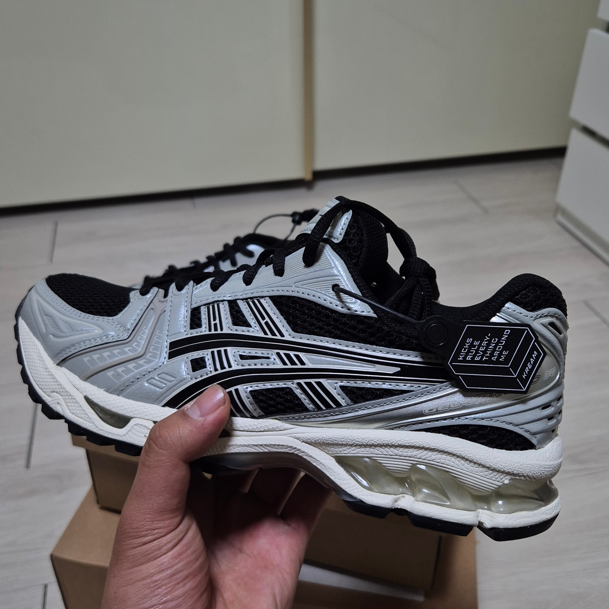 Asics Gel-Kayano 14 Black Seal Grey 착용 스타일