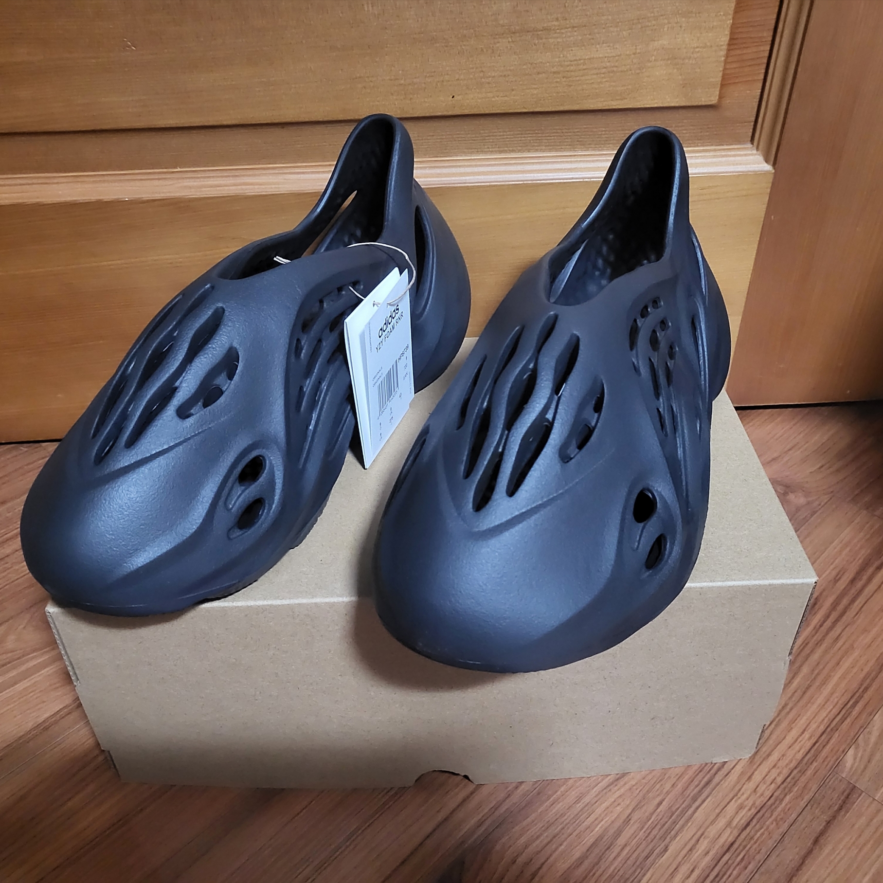 Adidas Yeezy Foam RNNR Onyx 착용 스타일