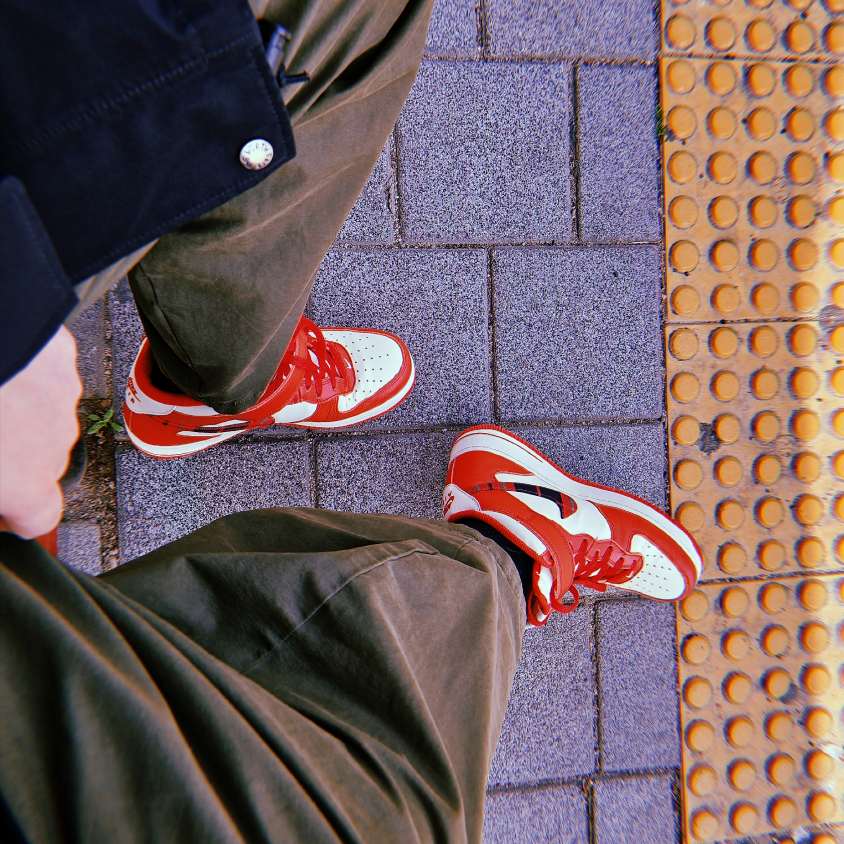 Nike Air Force 1 Mid '07 LX University Red and Pale Ivory 착용 스타일