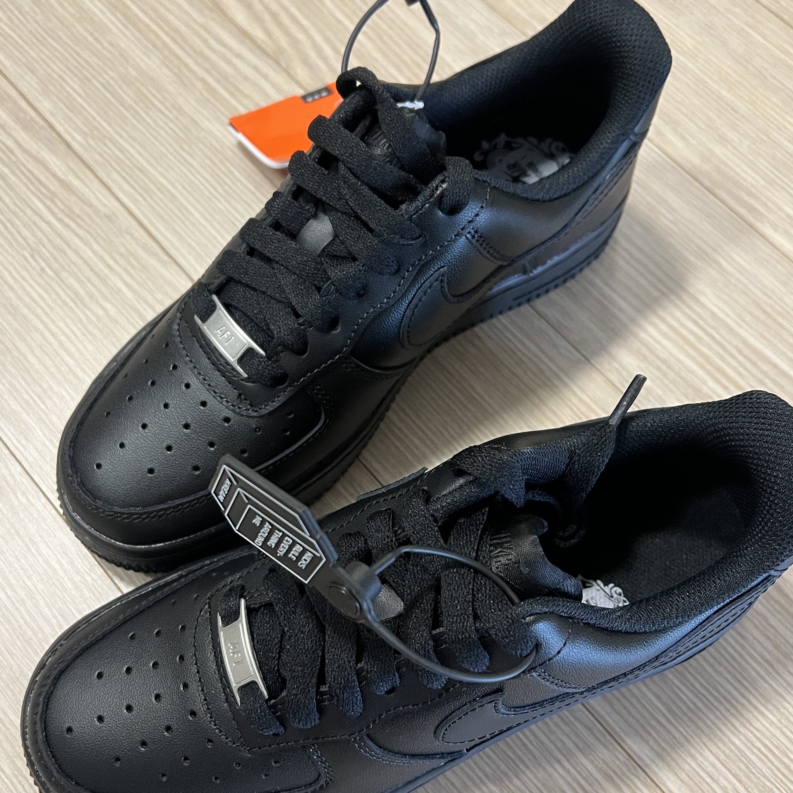 (W) Nike Air Force 1 '07 Low Triple Black 착용 스타일