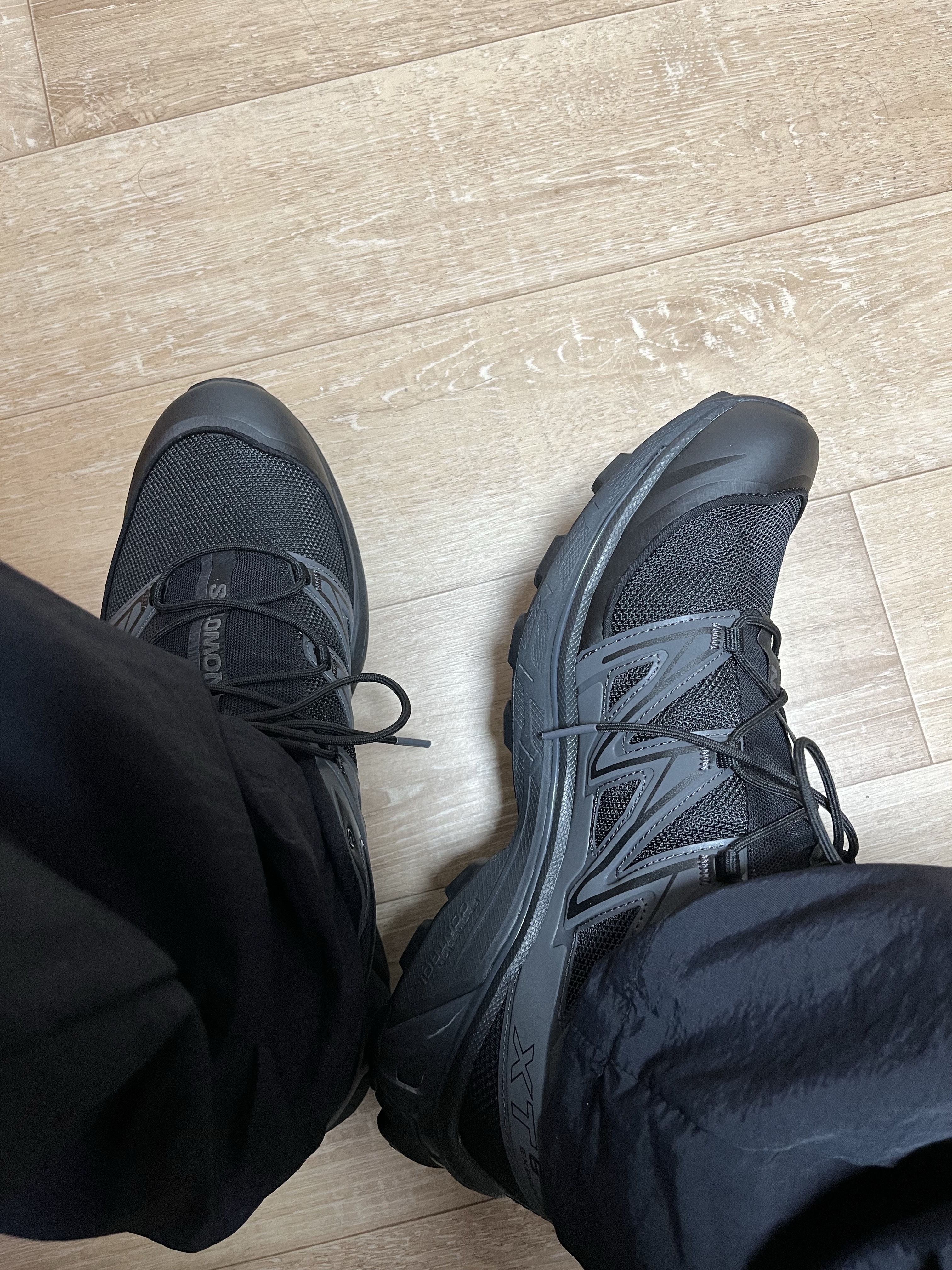 Salomon XT-6 Expanse Black Ebony 착용 스타일 - 3