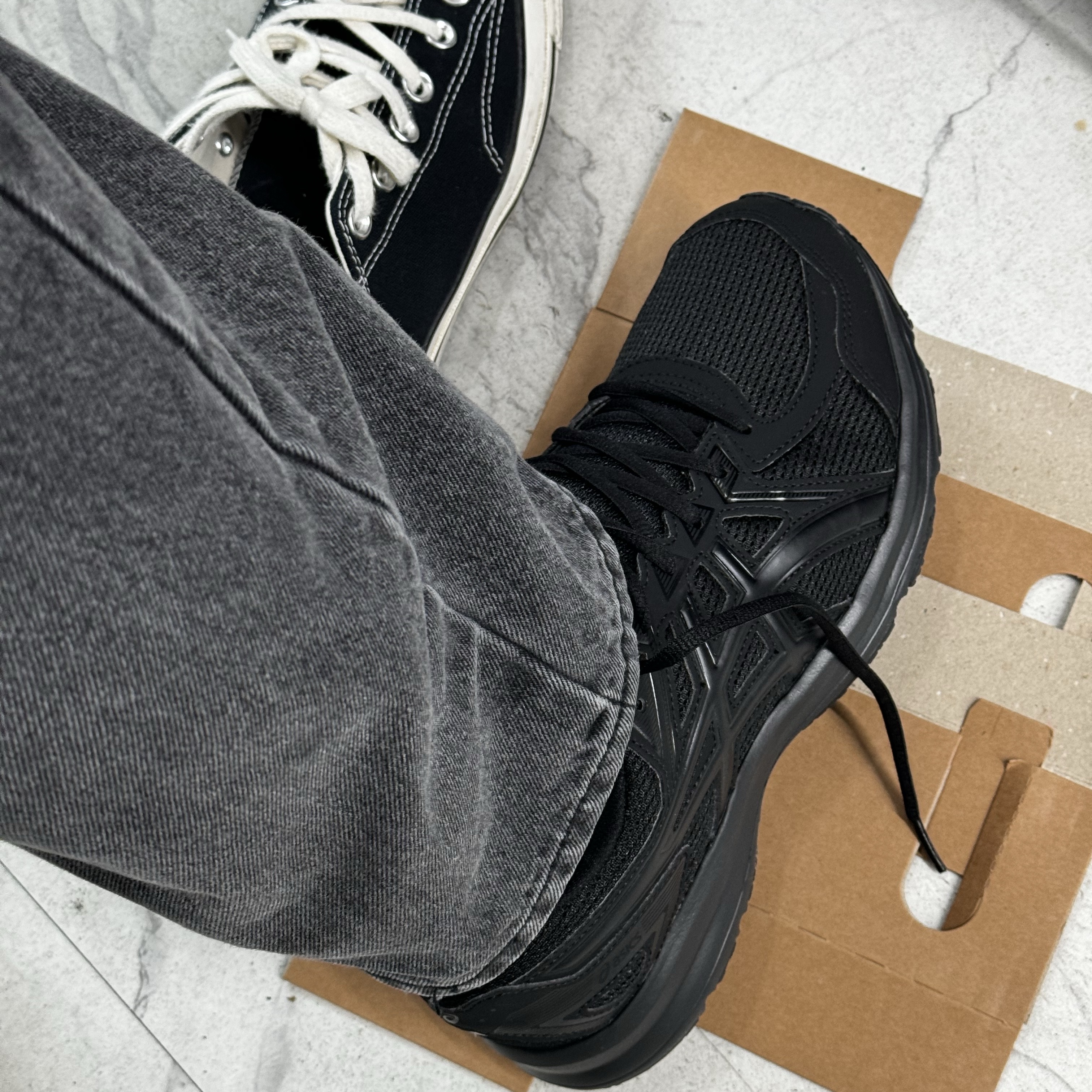 Asics Jog 100 2 Black, Converse Chuck 70 Ox Black - Standard 착용 스타일