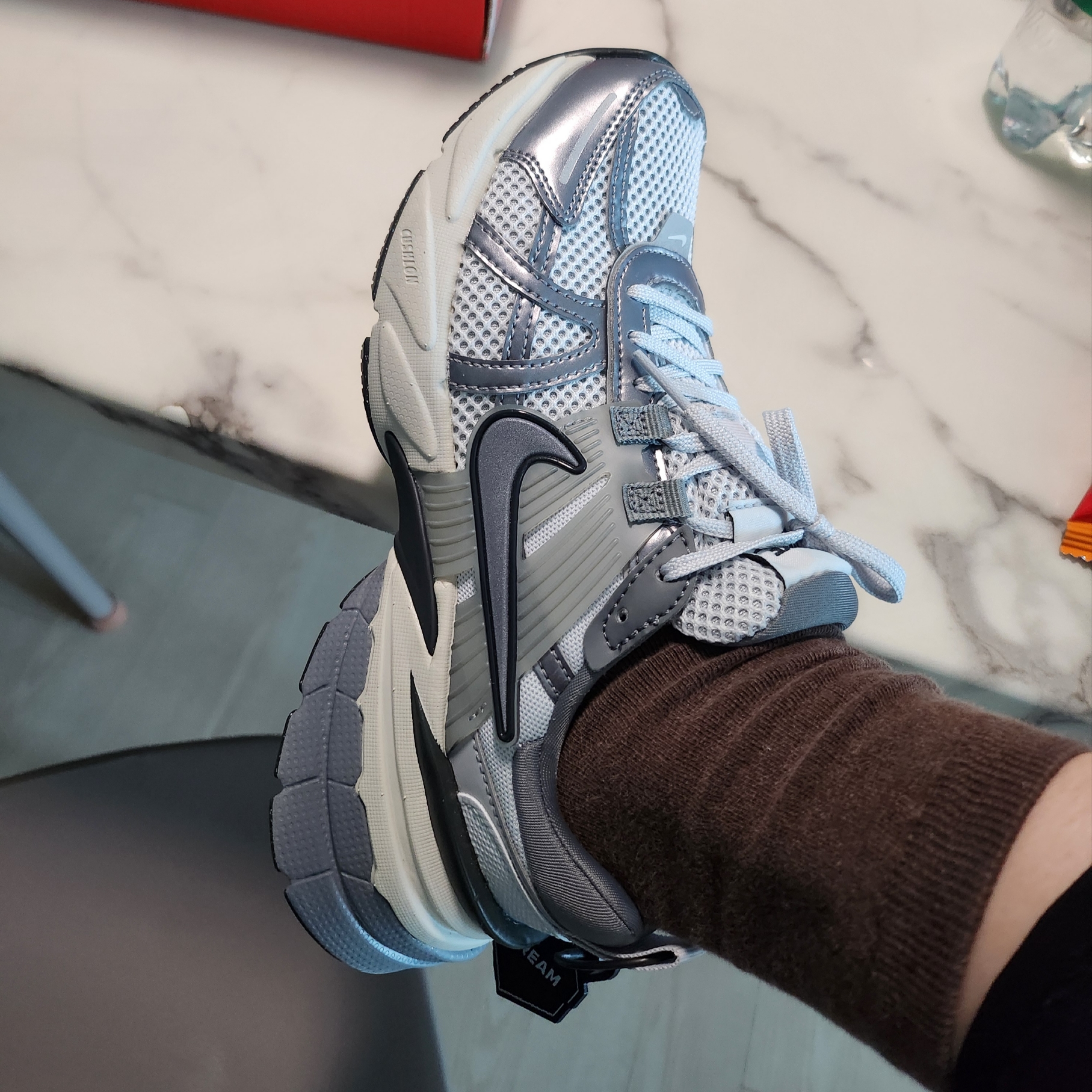 Nike V2K Run Pure Platinum Wolf Grey 착용 스타일 - 3
