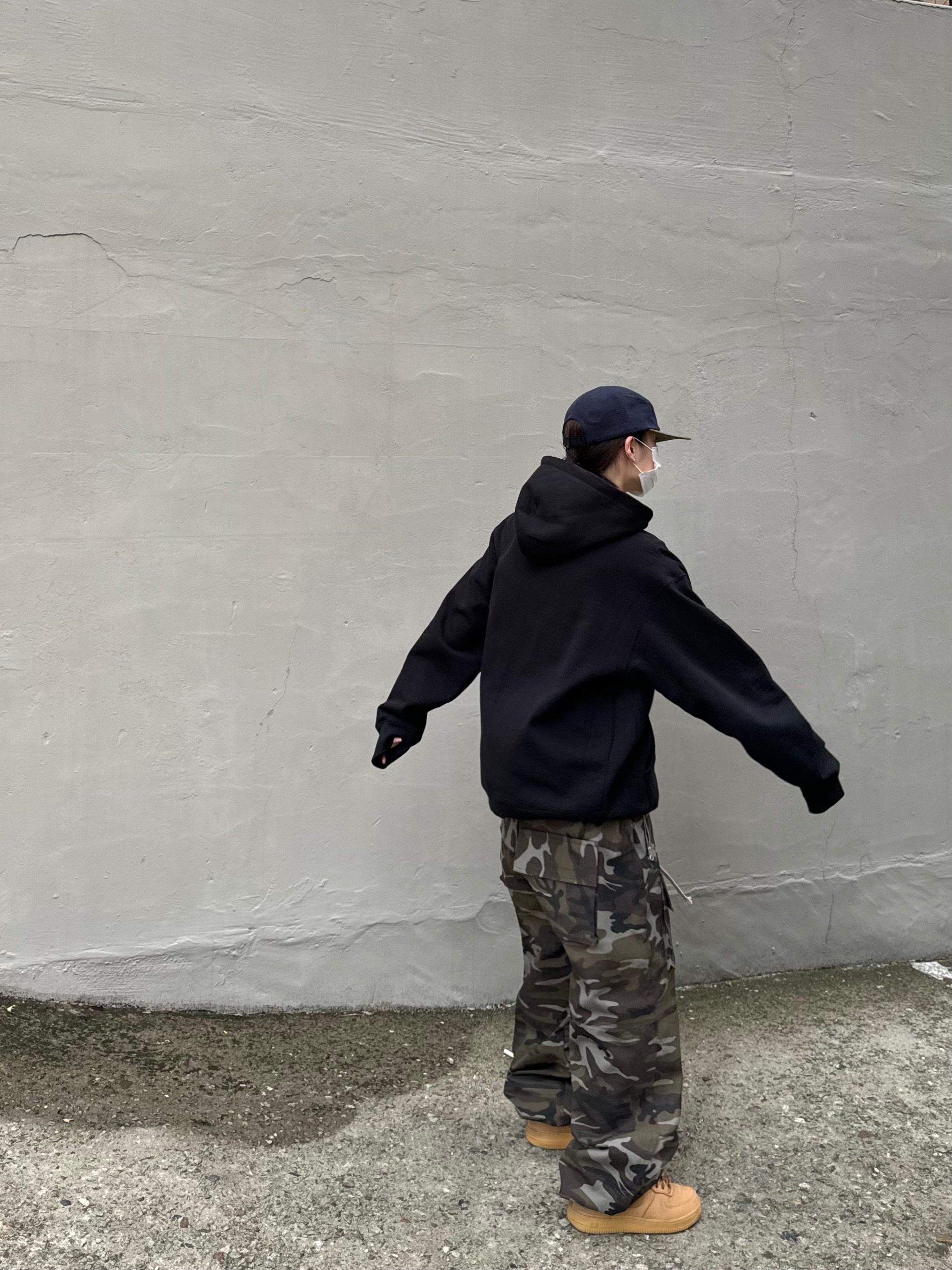 Supreme x Burberry Box Logo Hooded Sweatshirt Black - 22SS, Supreme 2-Tone Camp Cap Navy - 23FW 착용 스타일 - 3