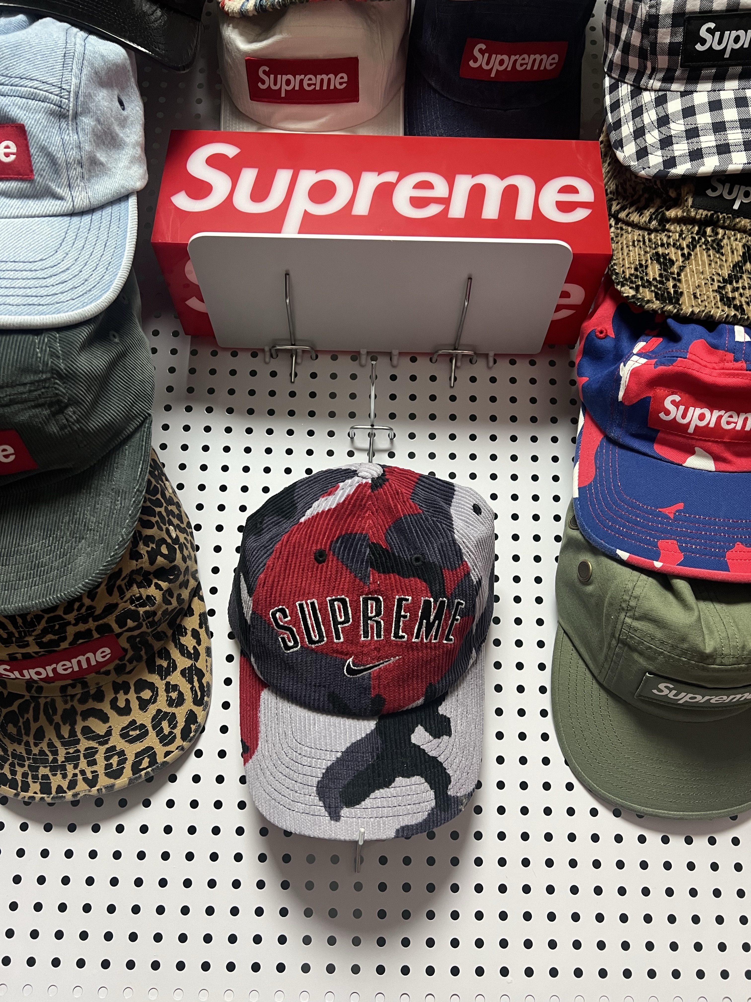 Supreme x Nike Arc Corduroy 6-Panel Red Camo - 22SS 착용 스타일 - 2