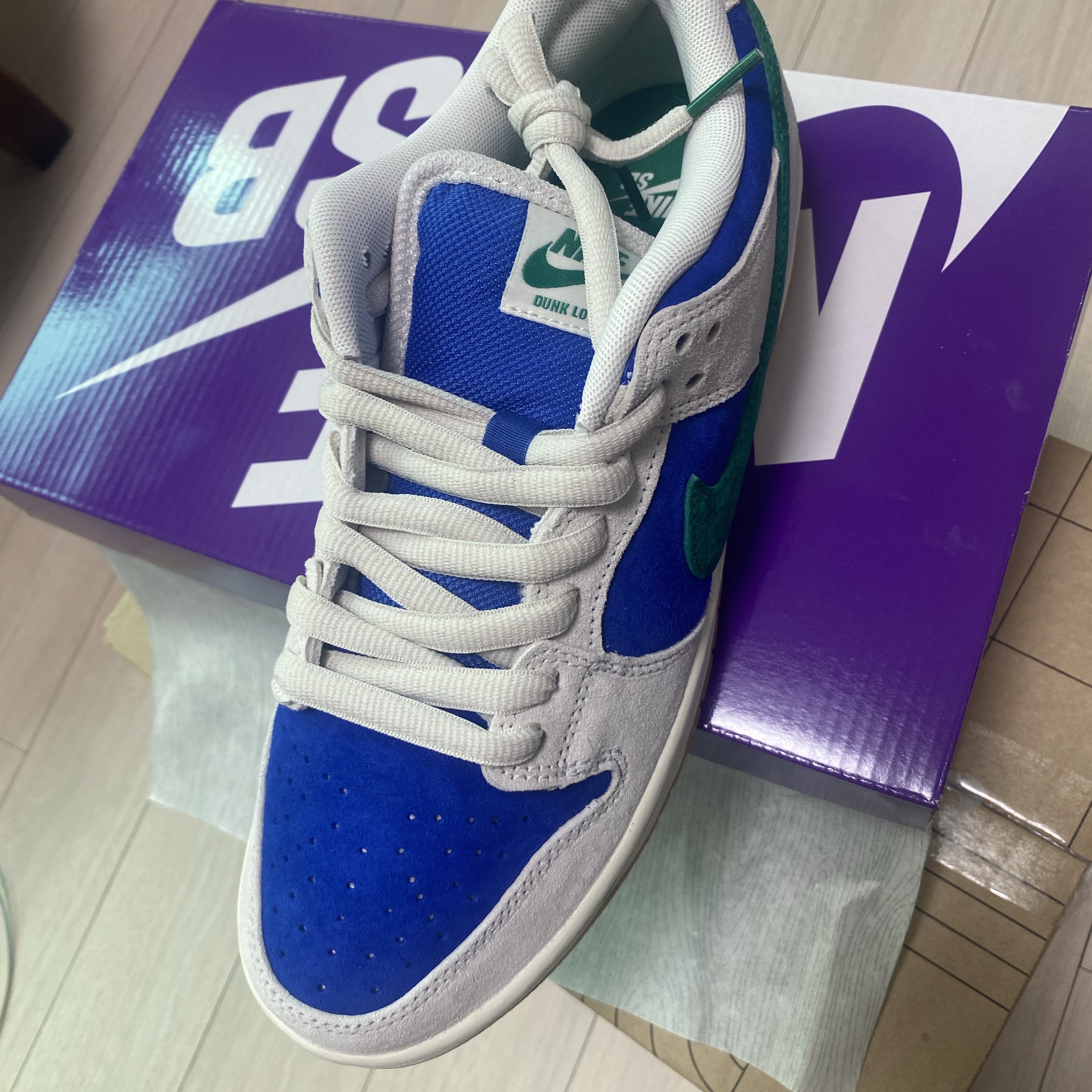 Nike SB Dunk Low Pro Phantom and Hyper Royal 착용 스타일 - 1