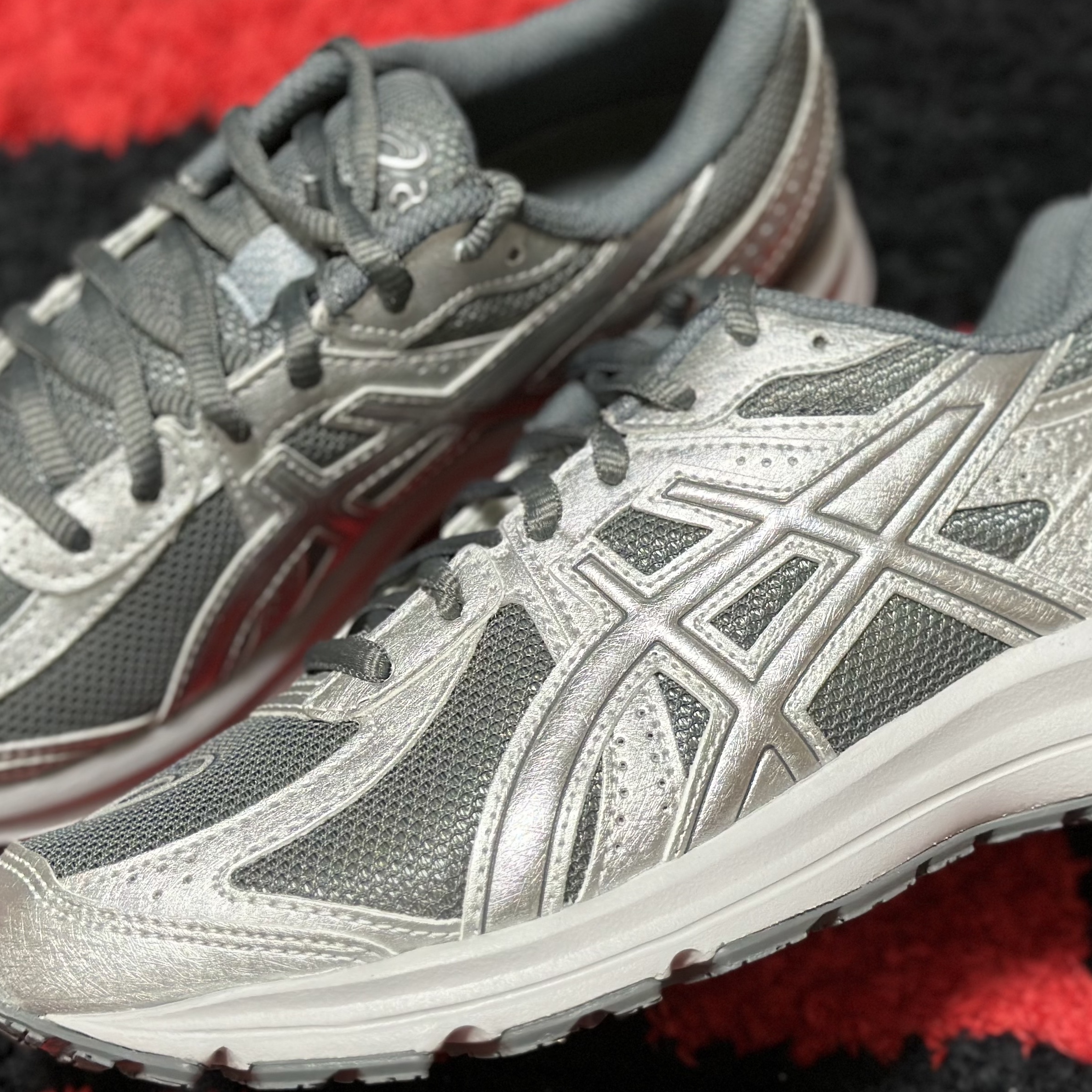 Asics Jog 100 S SMU Sheet Rock Pure Silver - 2E Wide 착용 스타일