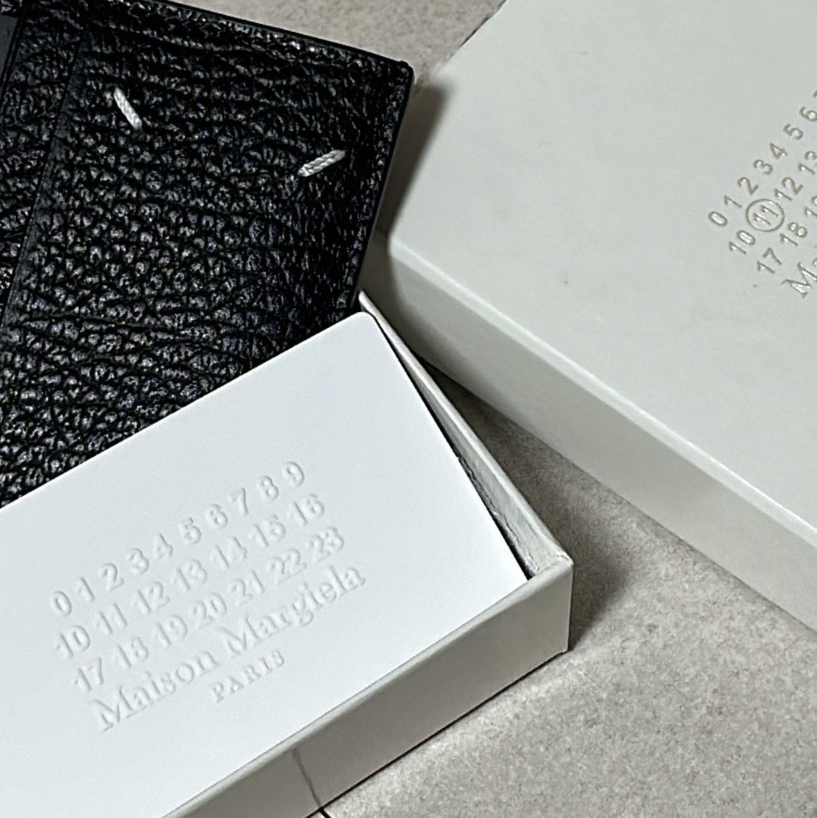 Maison Margiela Stitch Card Holder Black 착용 스타일