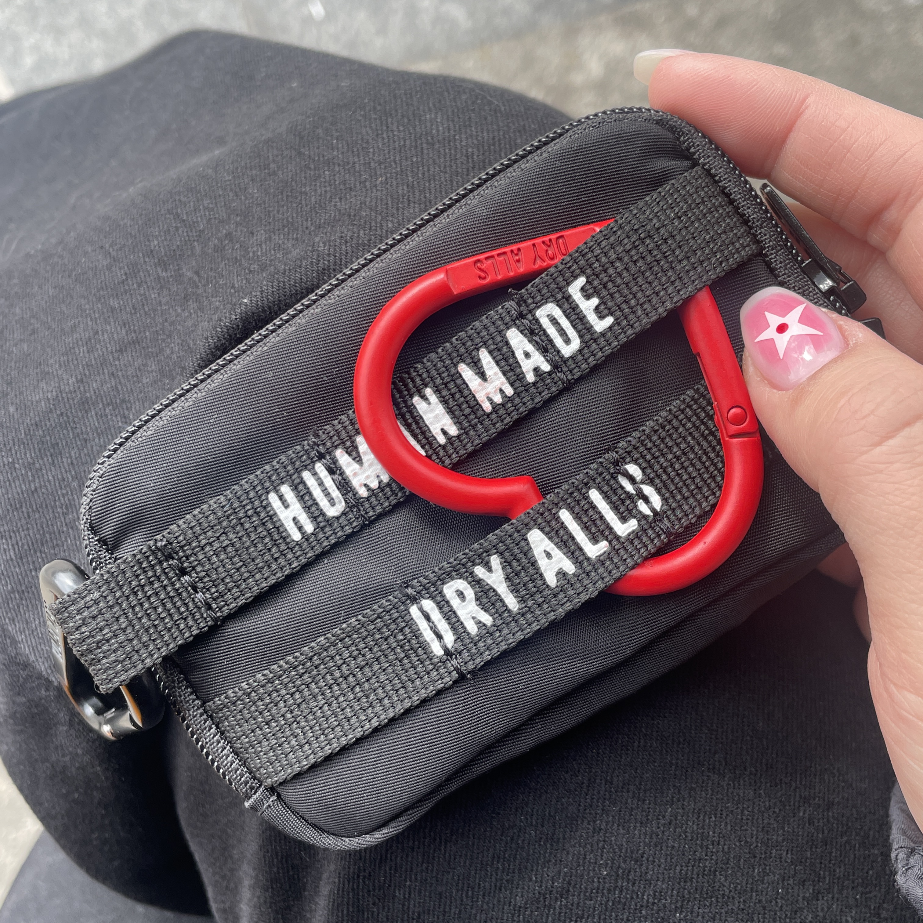 Human Made Heart Carabiner Red 착용 스타일