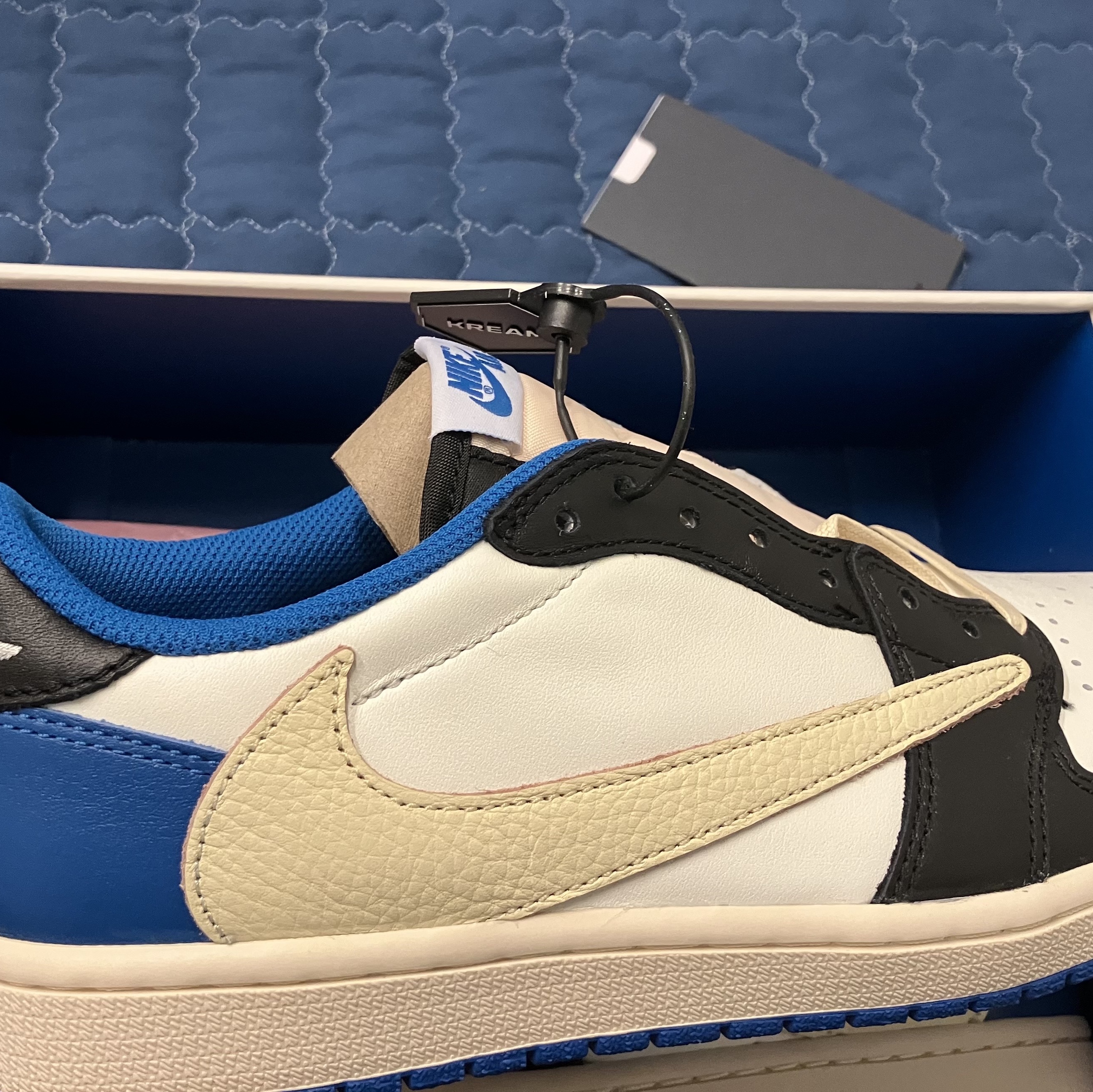 Jordan 1 x Travis Scott x Fragment Retro Low OG SP Military Blue, Jordan 1 x Travis Scott Retro Low OG SP Sail and Ridgerock 착용 스타일 - 2