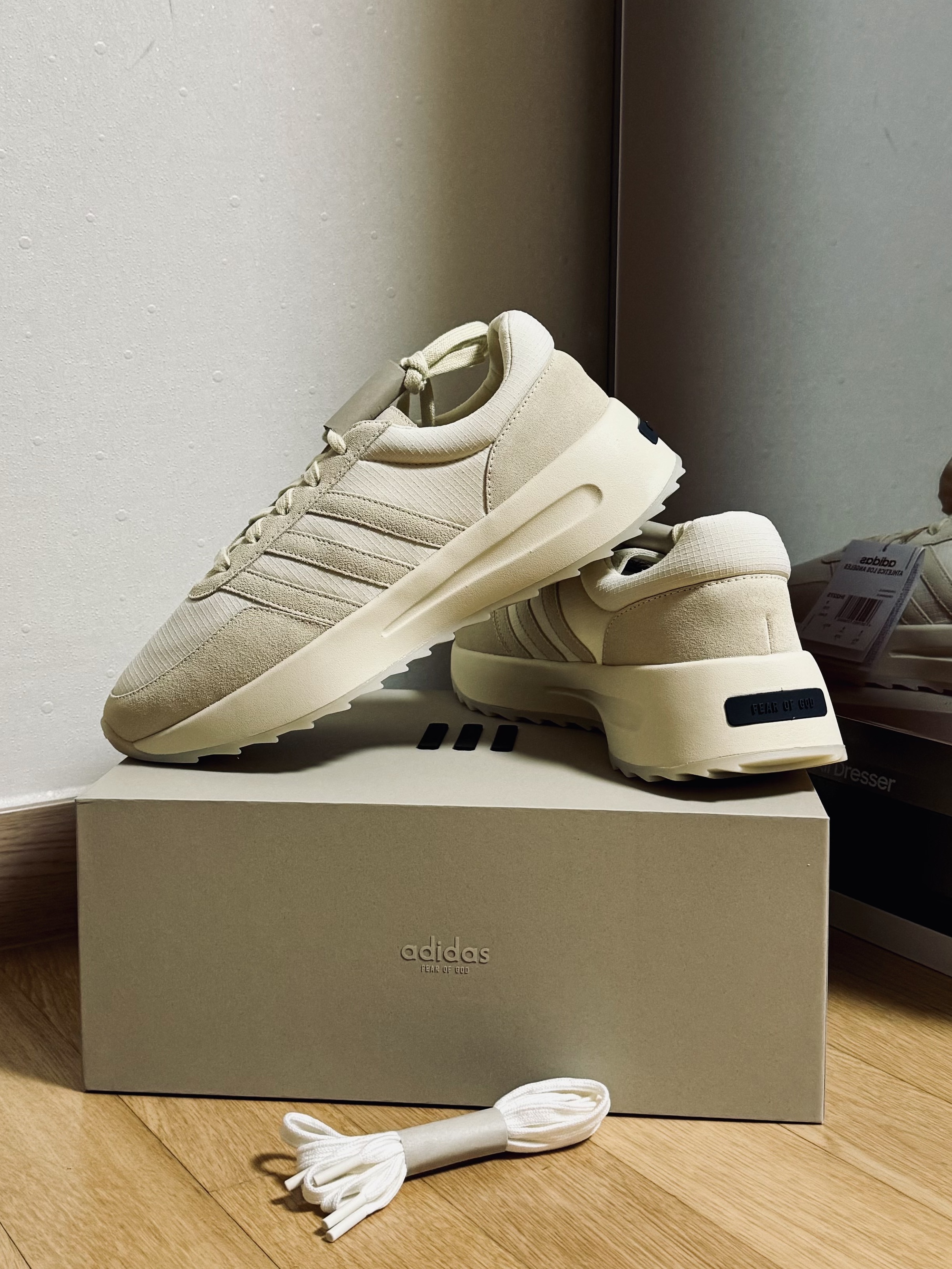 Adidas x Fear of God Athletics Los Angeles Pale Yellow 착용 스타일