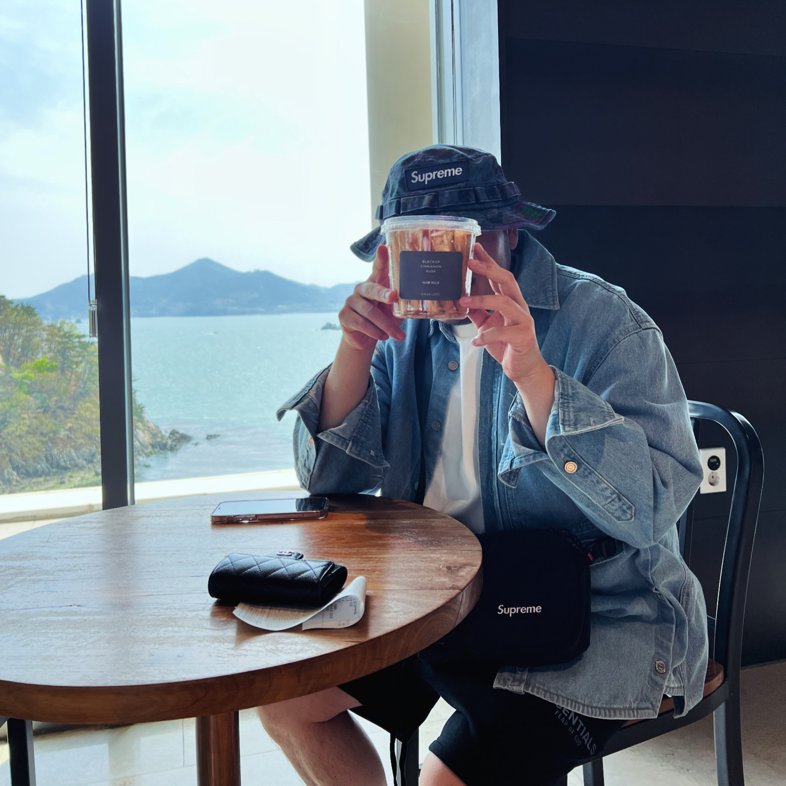 Supreme Side Bag Black - 22SS, Essentials Sweatshorts Black - 21SS 착용 스타일