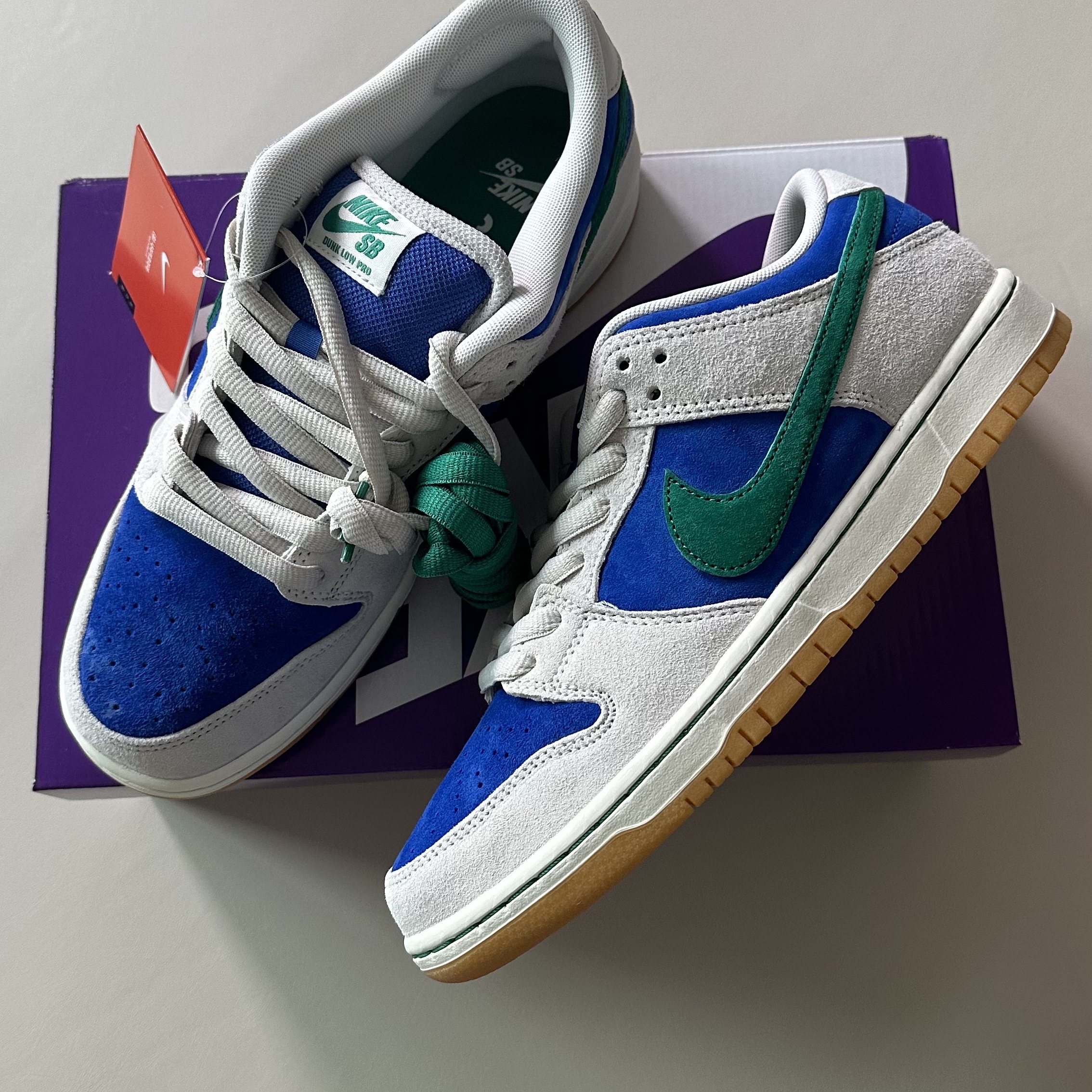 Nike SB Dunk Low Pro Phantom and Hyper Royal 착용 스타일 - 1