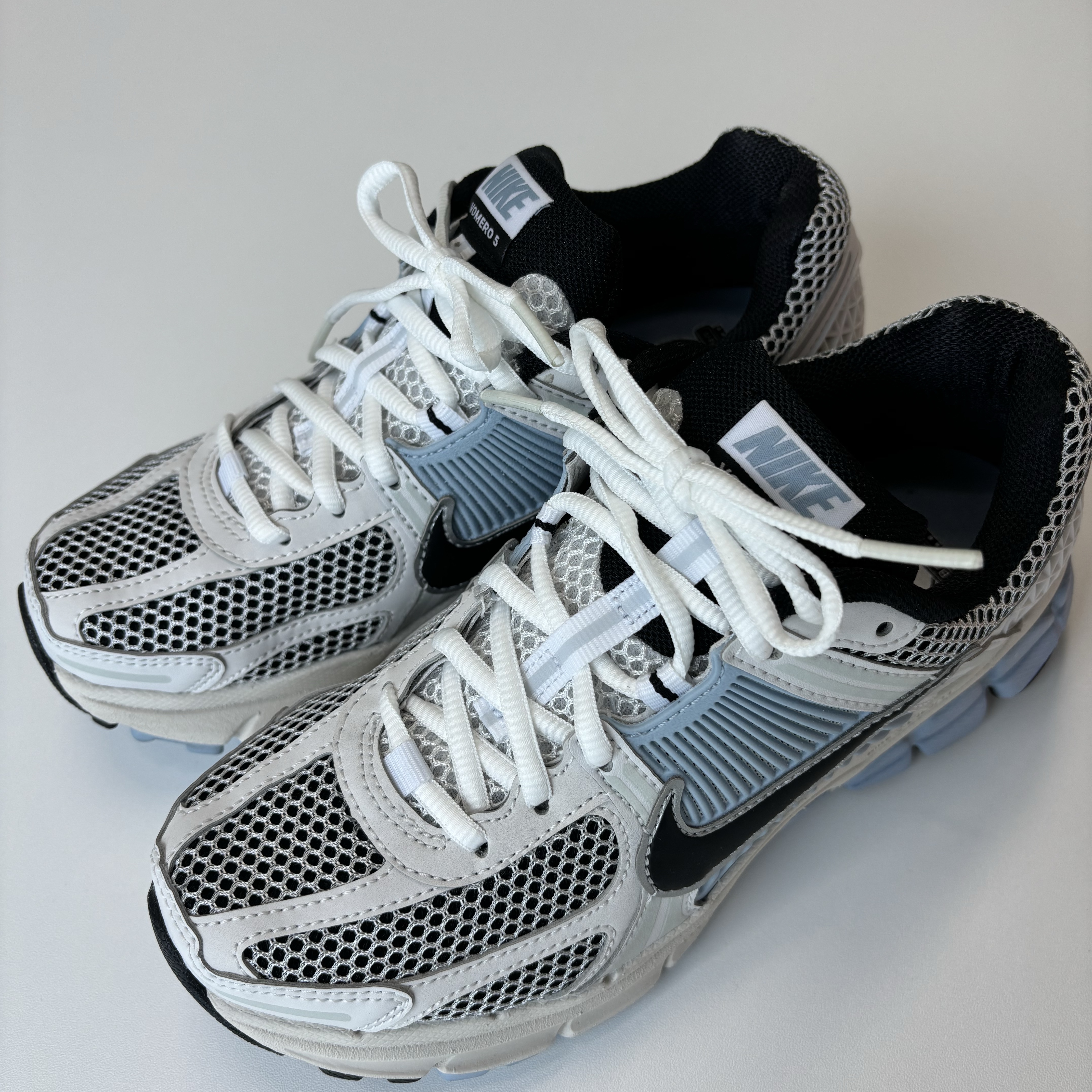(W) Nike Zoom Vomero 5 Platinum Tint Black 착용 스타일 - 2