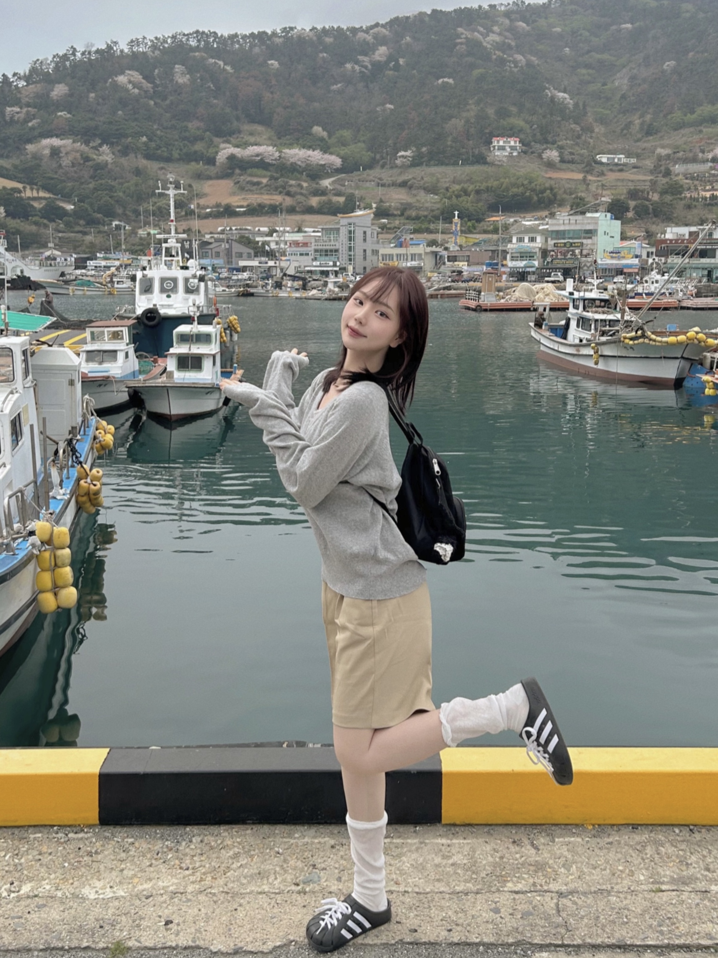 Adidas Adilette Clog Black White, Jansport Half Pint Mini Backpack Black 착용 스타일